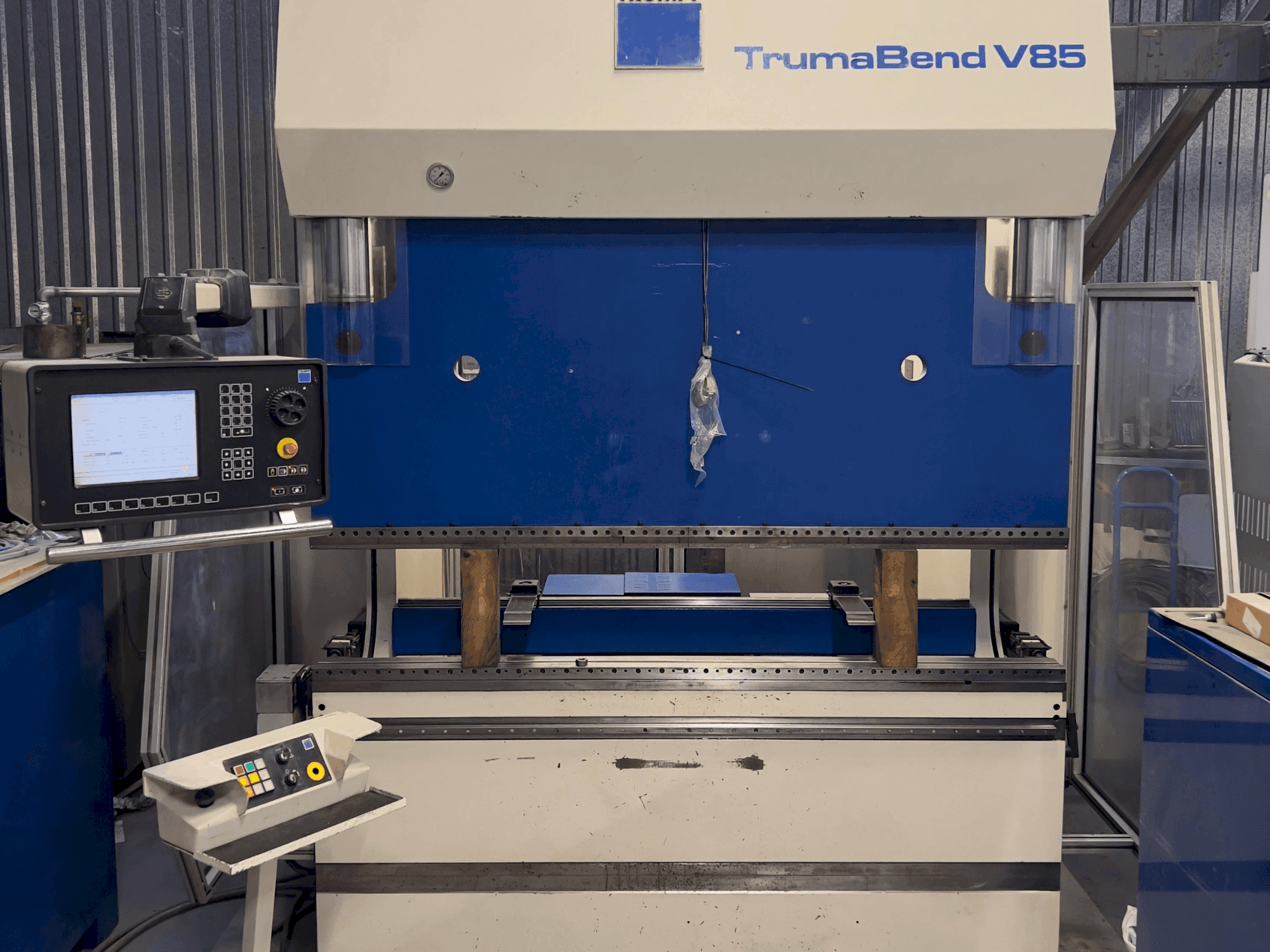Vista frontale della macchina TRUMPF TrumaBend V85