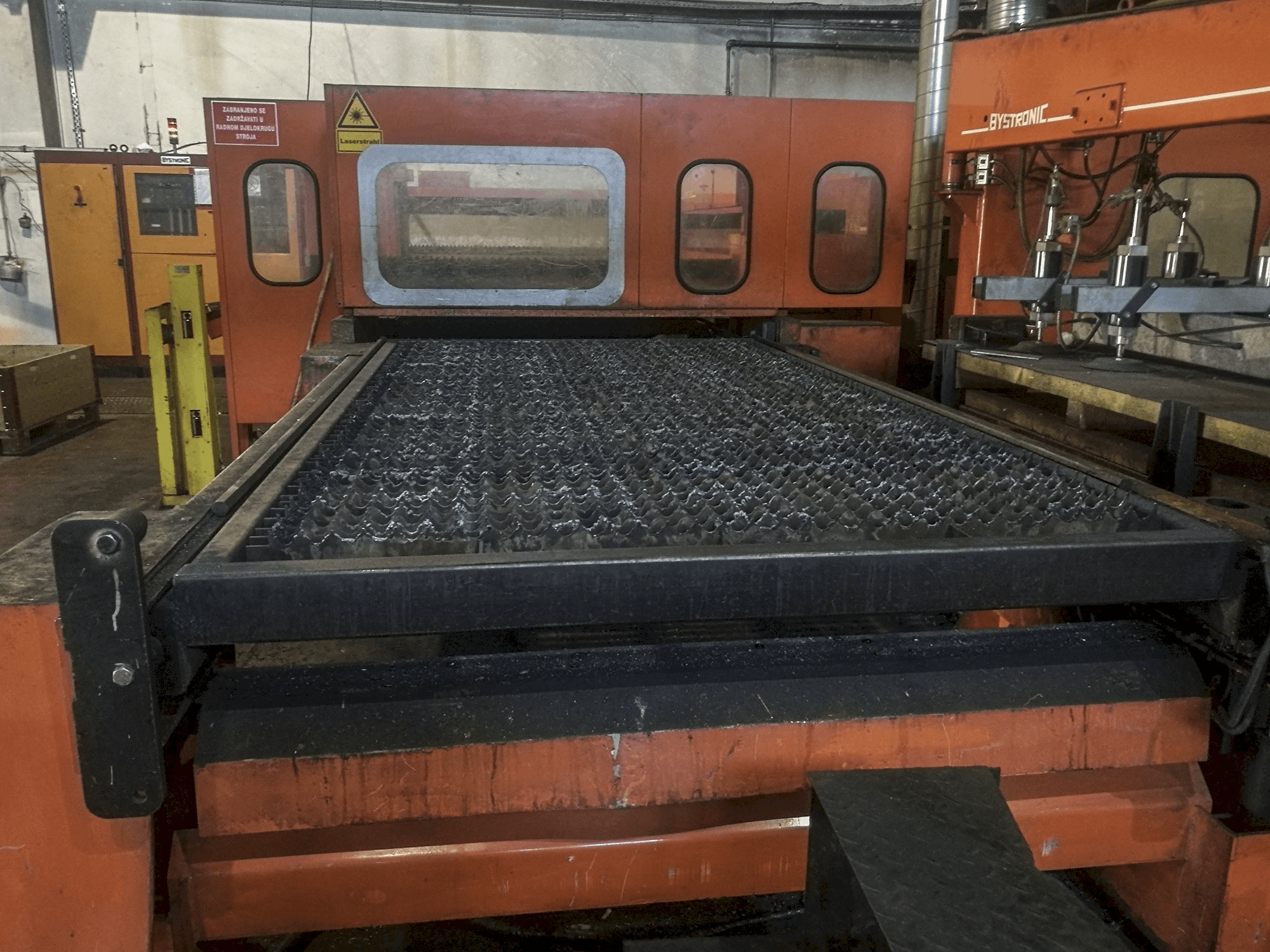 Vista frontale della macchina Bystronic Bystar 3015