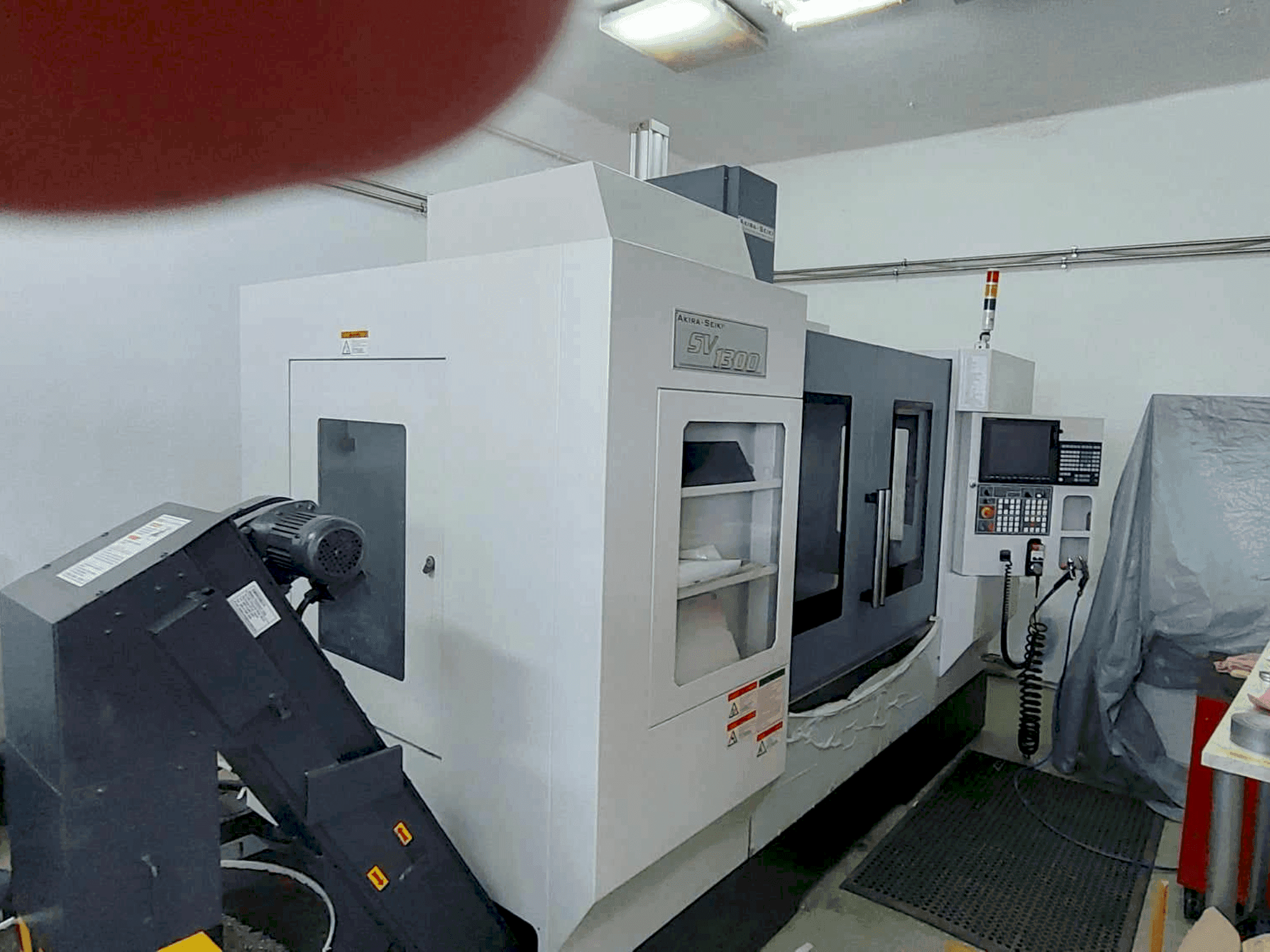 Vista frontale della macchina Akira Seiki SVI300