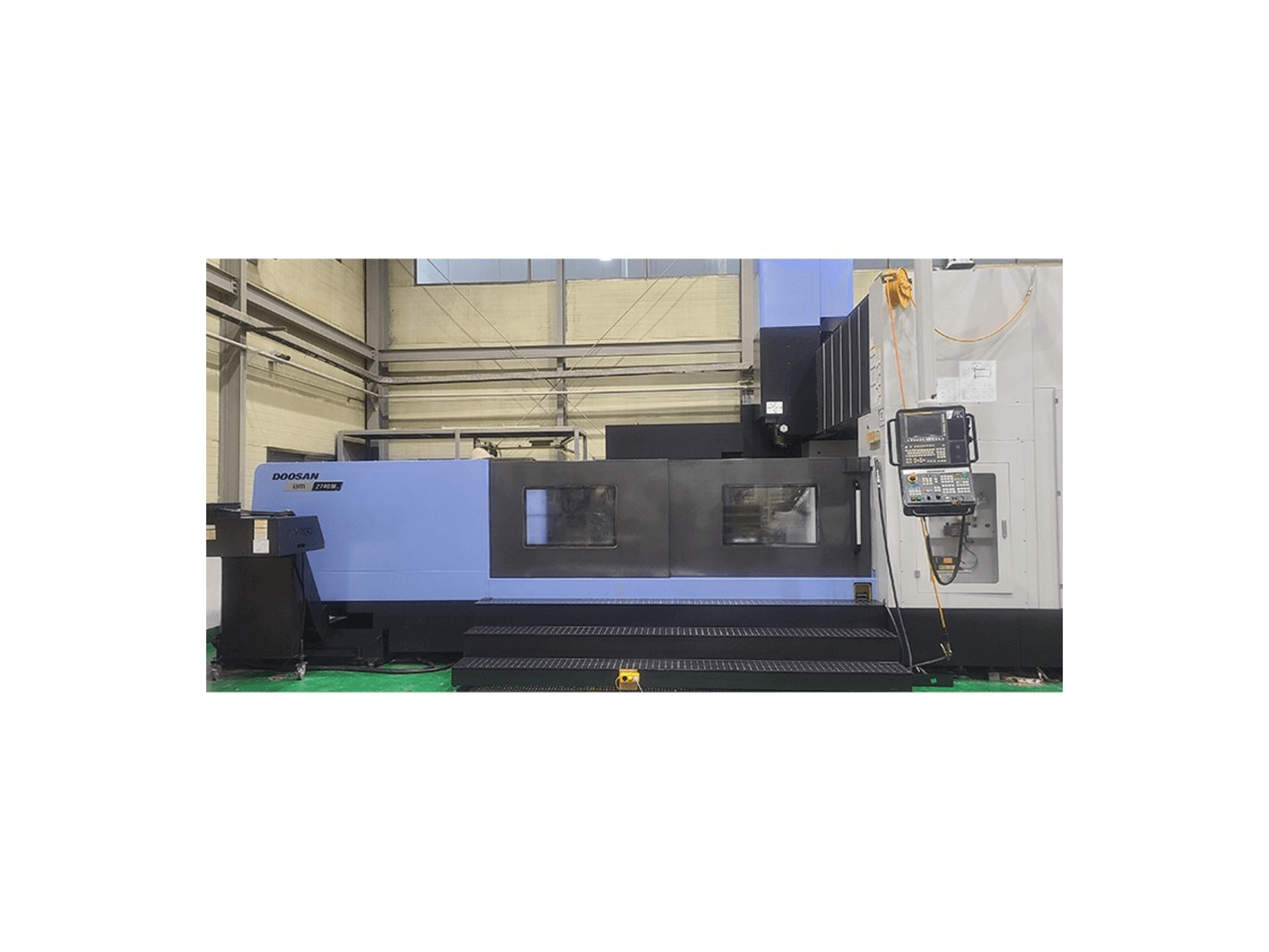 Vista frontale della macchina Doosan BM 2740M