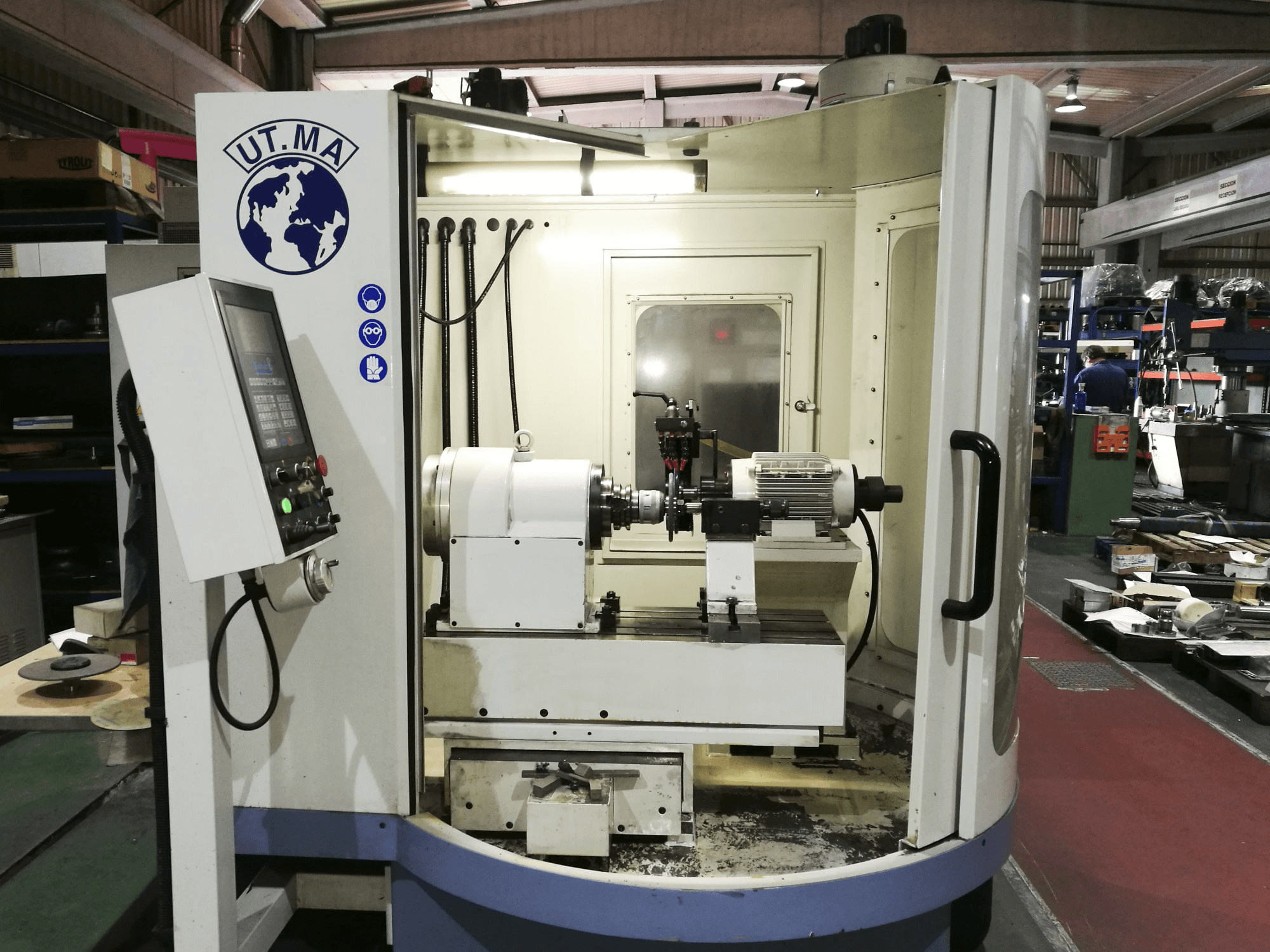 Vista frontale della macchina UT.MA P20 CNC