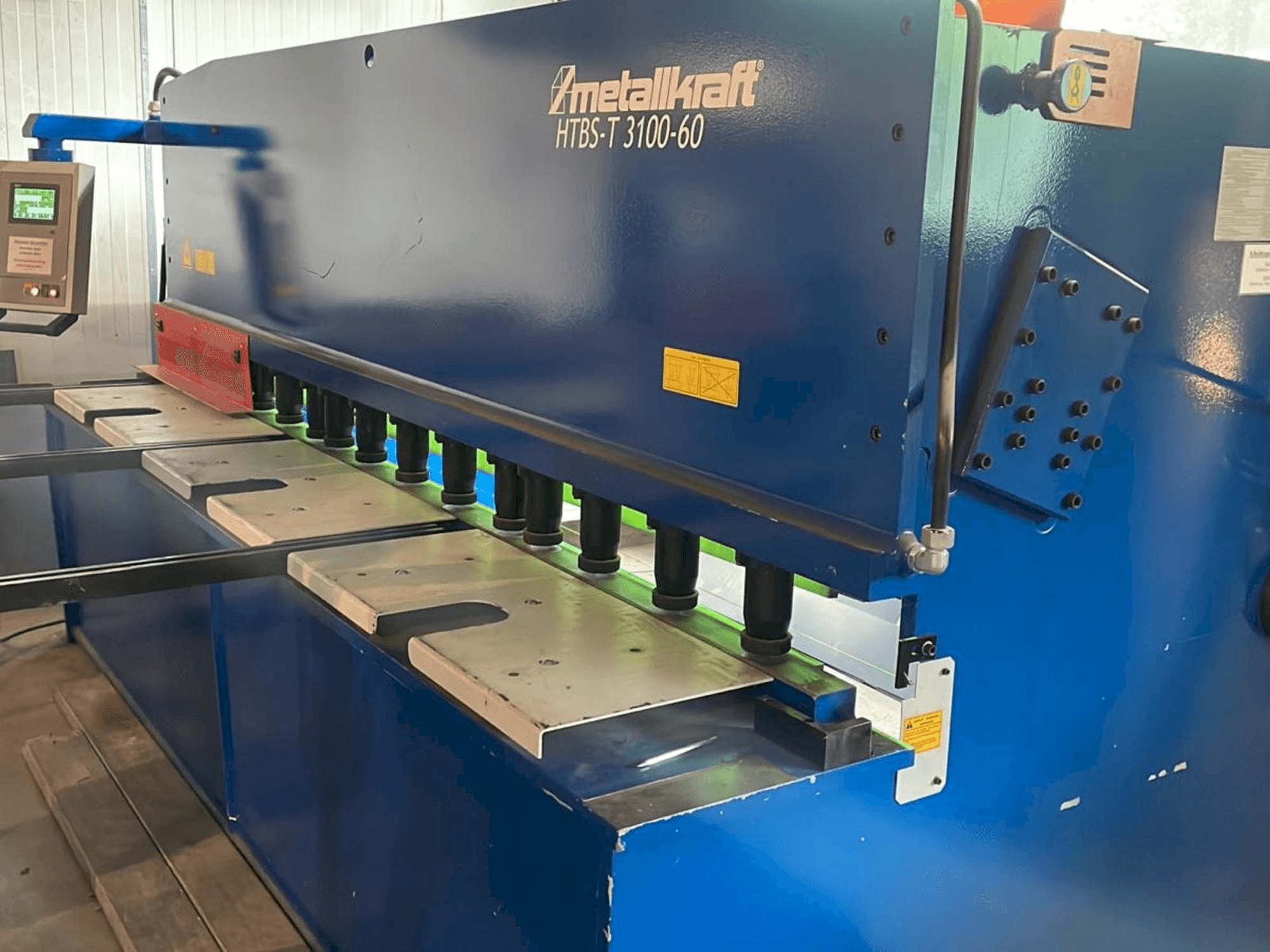 Vista frontale della macchina Metallkraft HTBS-T 3100-60