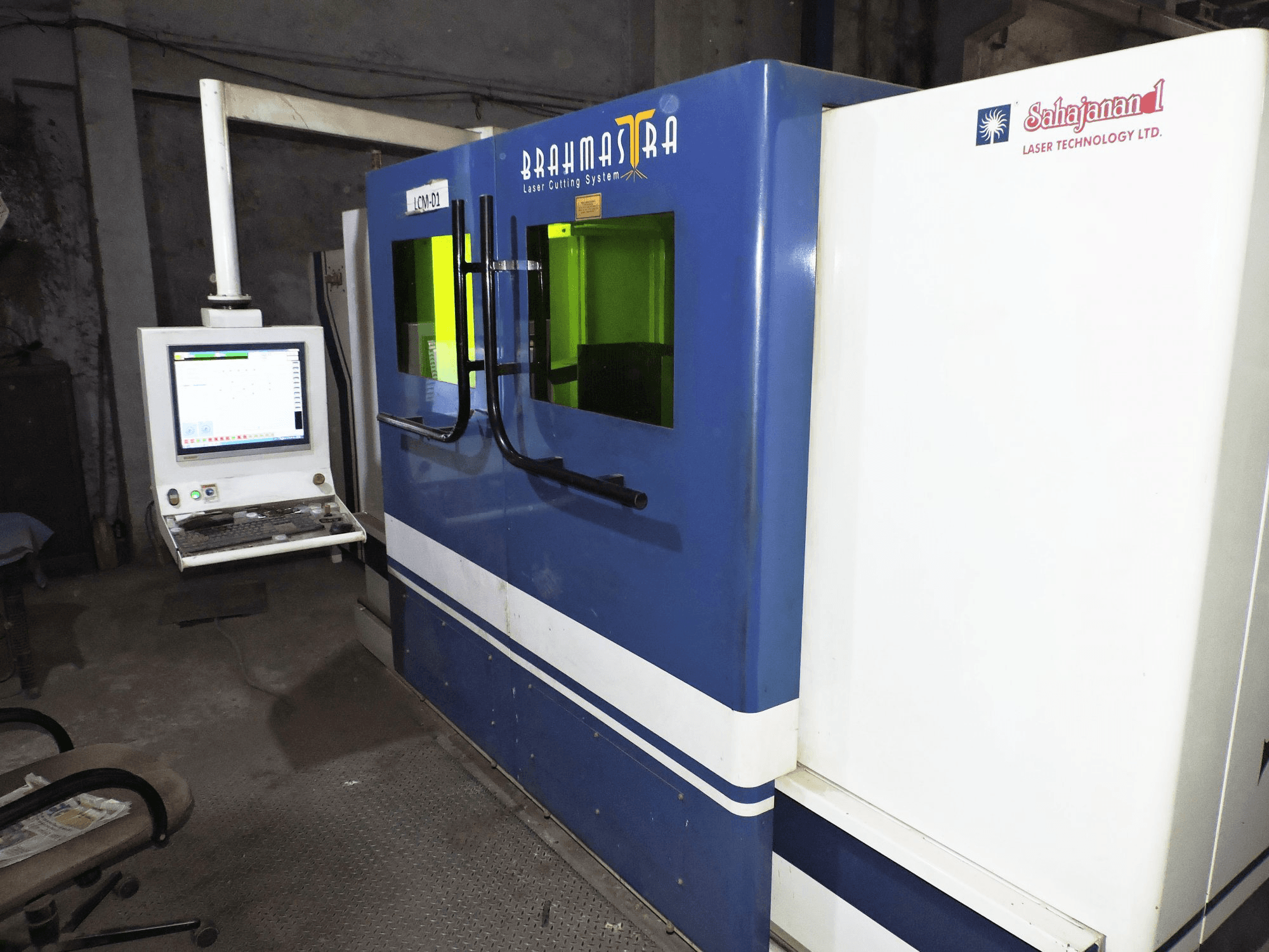 Vista lato sinistro della macchina Sahajanand Brahmastra- Vector 3015 F1.0