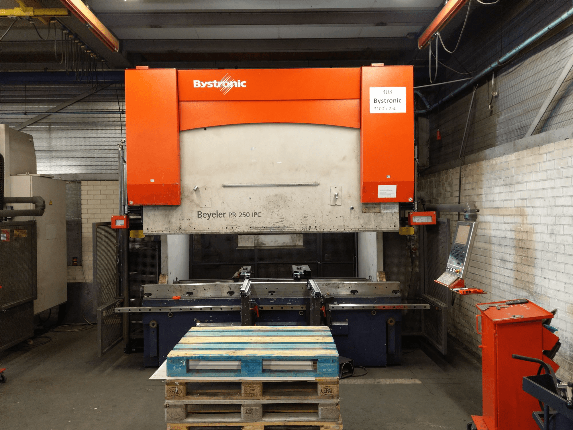 Vista frontale della macchina Bystronic PR 250 X 3100
