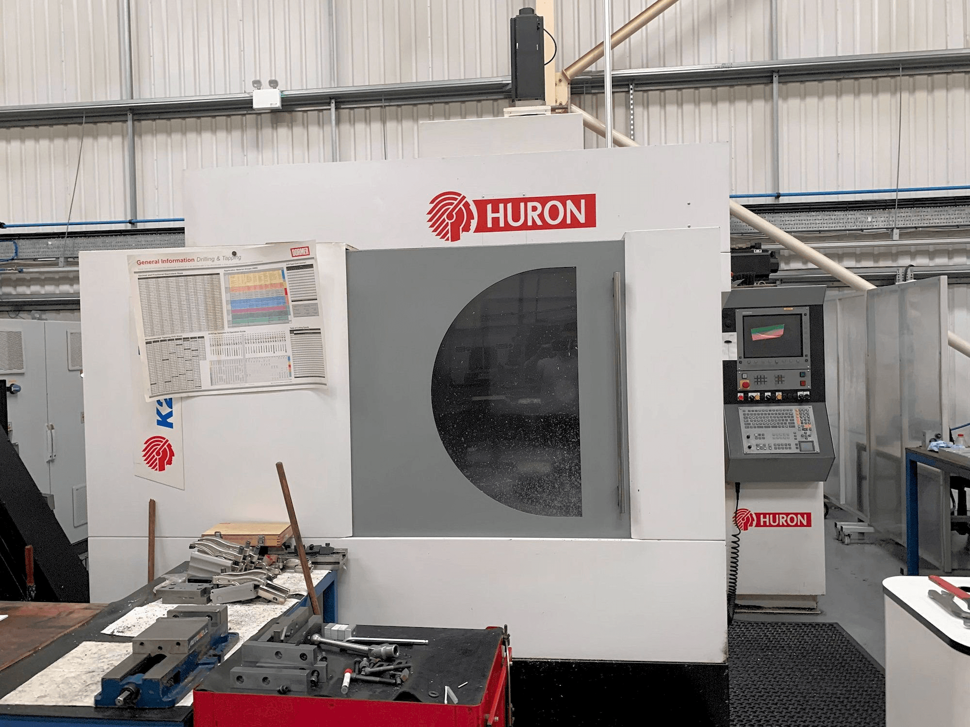 Vista frontale della macchina Hurco K2X 10