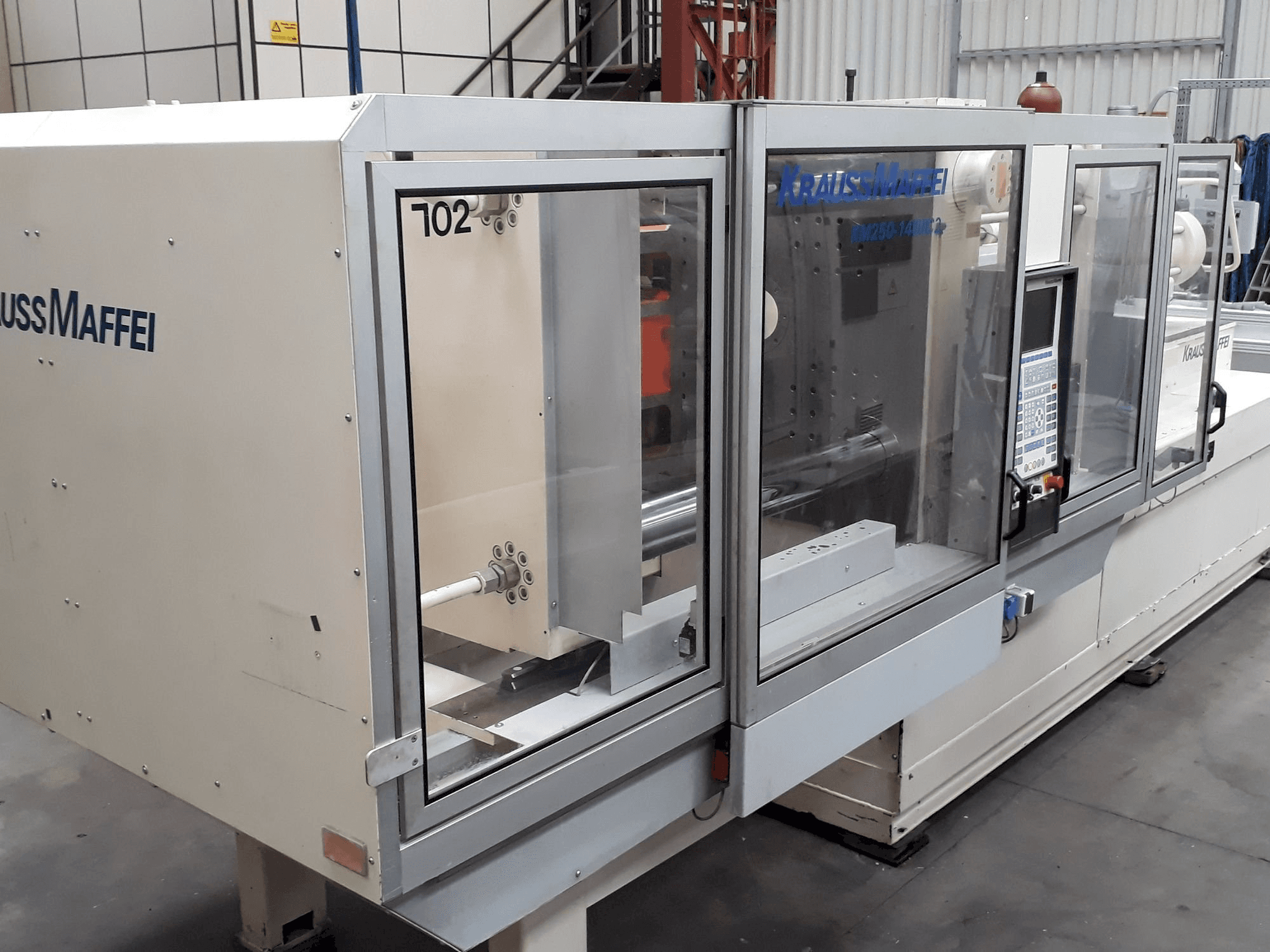 Vista frontale della macchina Krauss Maffei 250-1400 C2