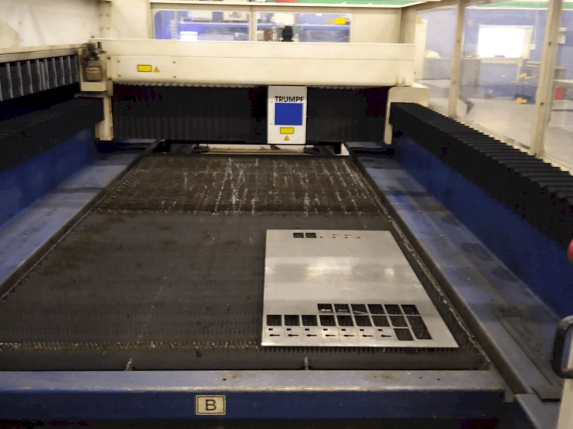 Vista frontale della macchina Trumpf L3030