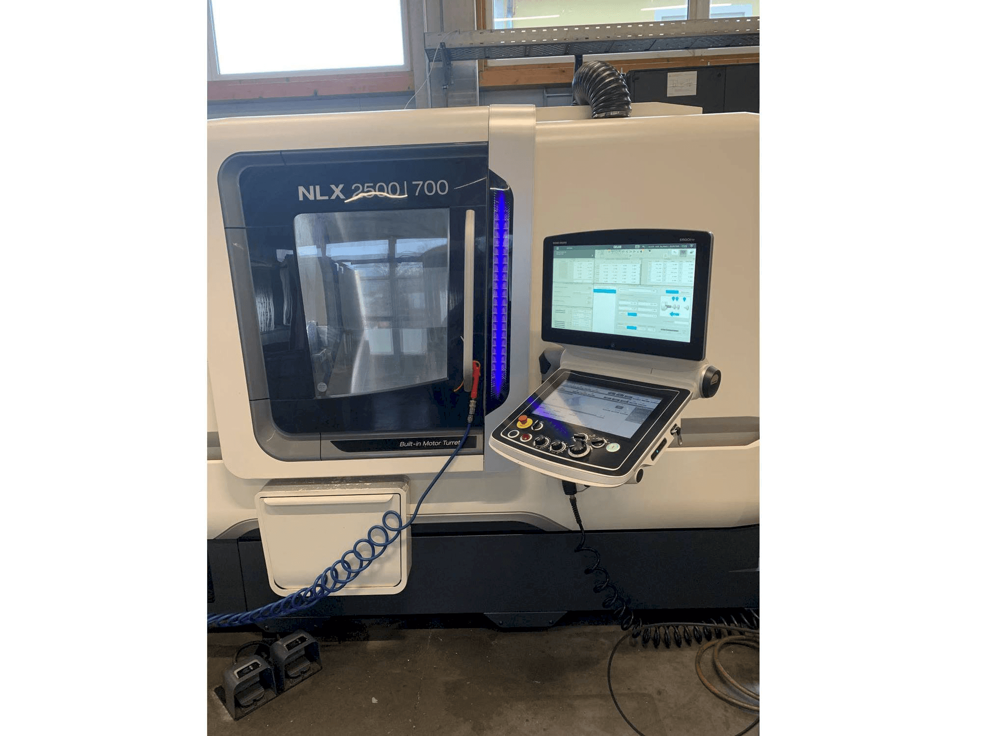 Vista frontale della macchina DMG MORI NLX 2500/700