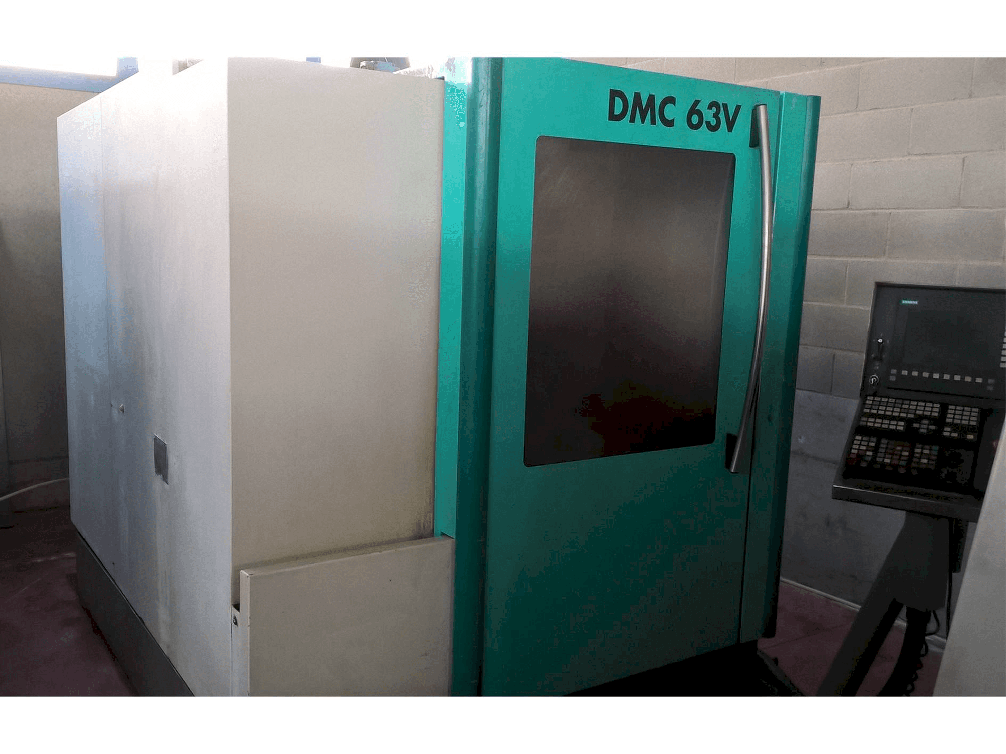 Vista frontale della macchina DECKEL MAHO DMC 63V