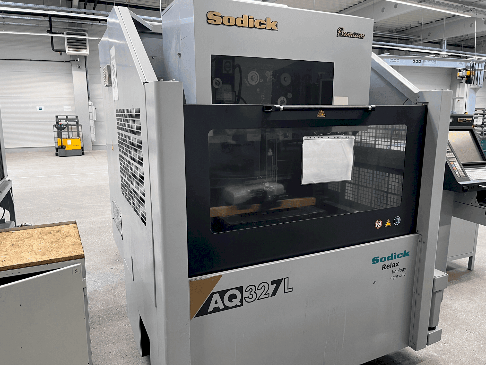 Vista frontale della macchina Sodick AQ327L