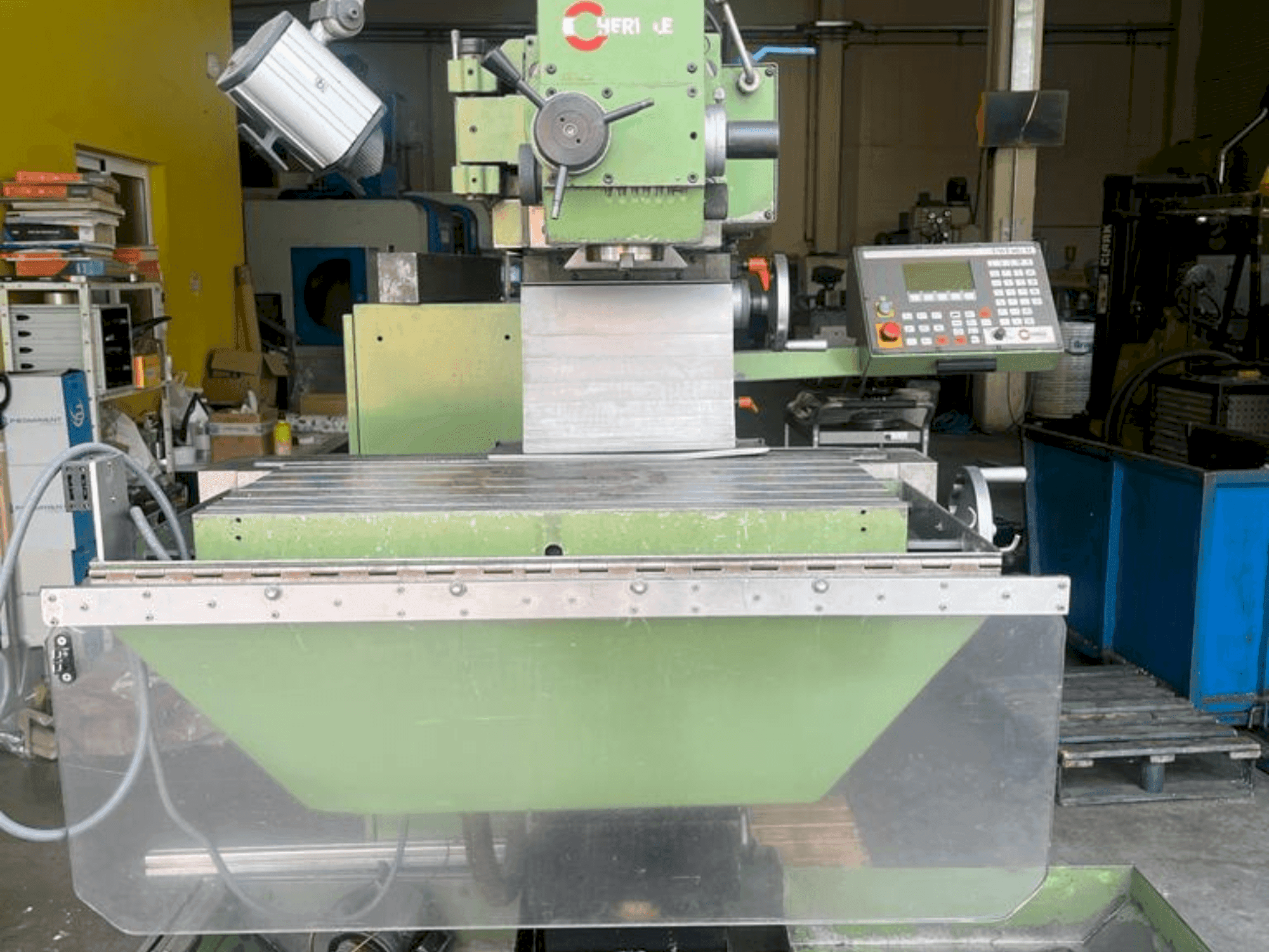 Vista frontale della macchina HERMLE UWF 802M