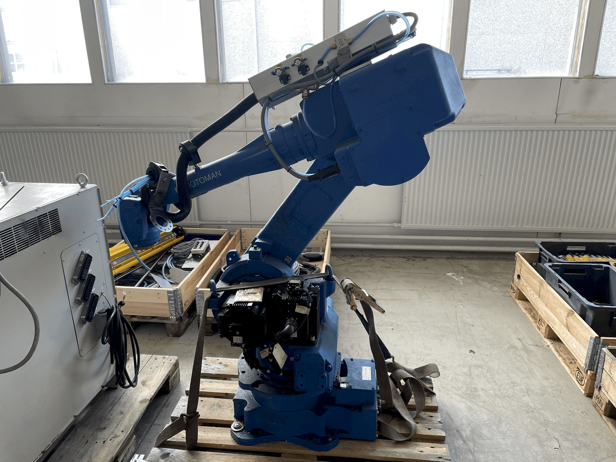 Vista frontale della macchina MOTOMAN NX100 80KG