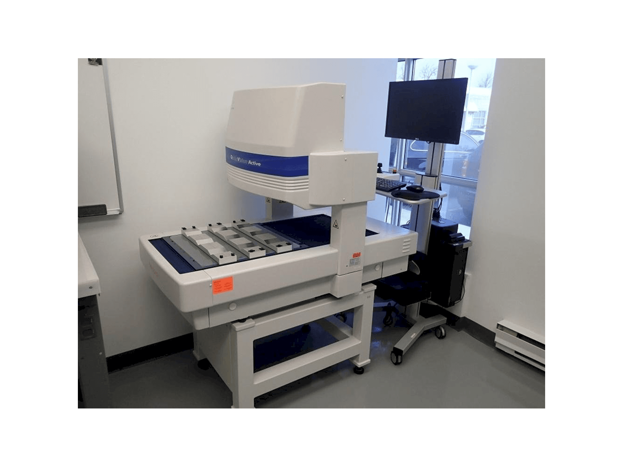 Vista frontale della macchina Mitutoyo QV-L404Z1L-D