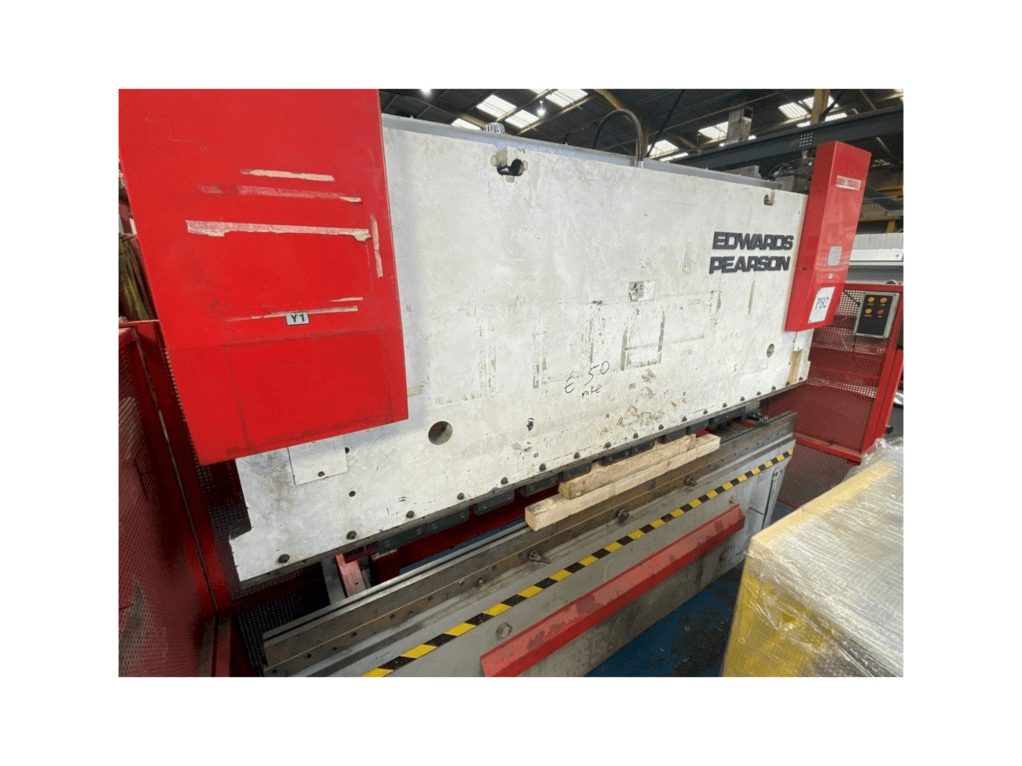 Vista frontale della macchina EDWARDS PEARSON PR6 100/3100