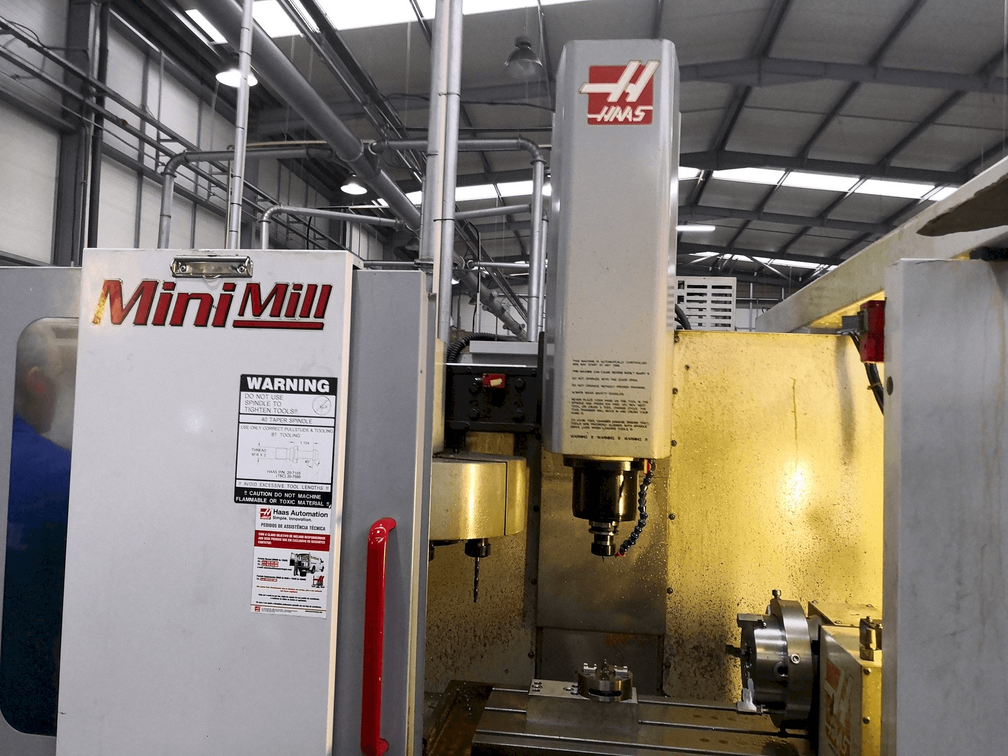 Vista frontale della macchina HAAS Mini Mill CE