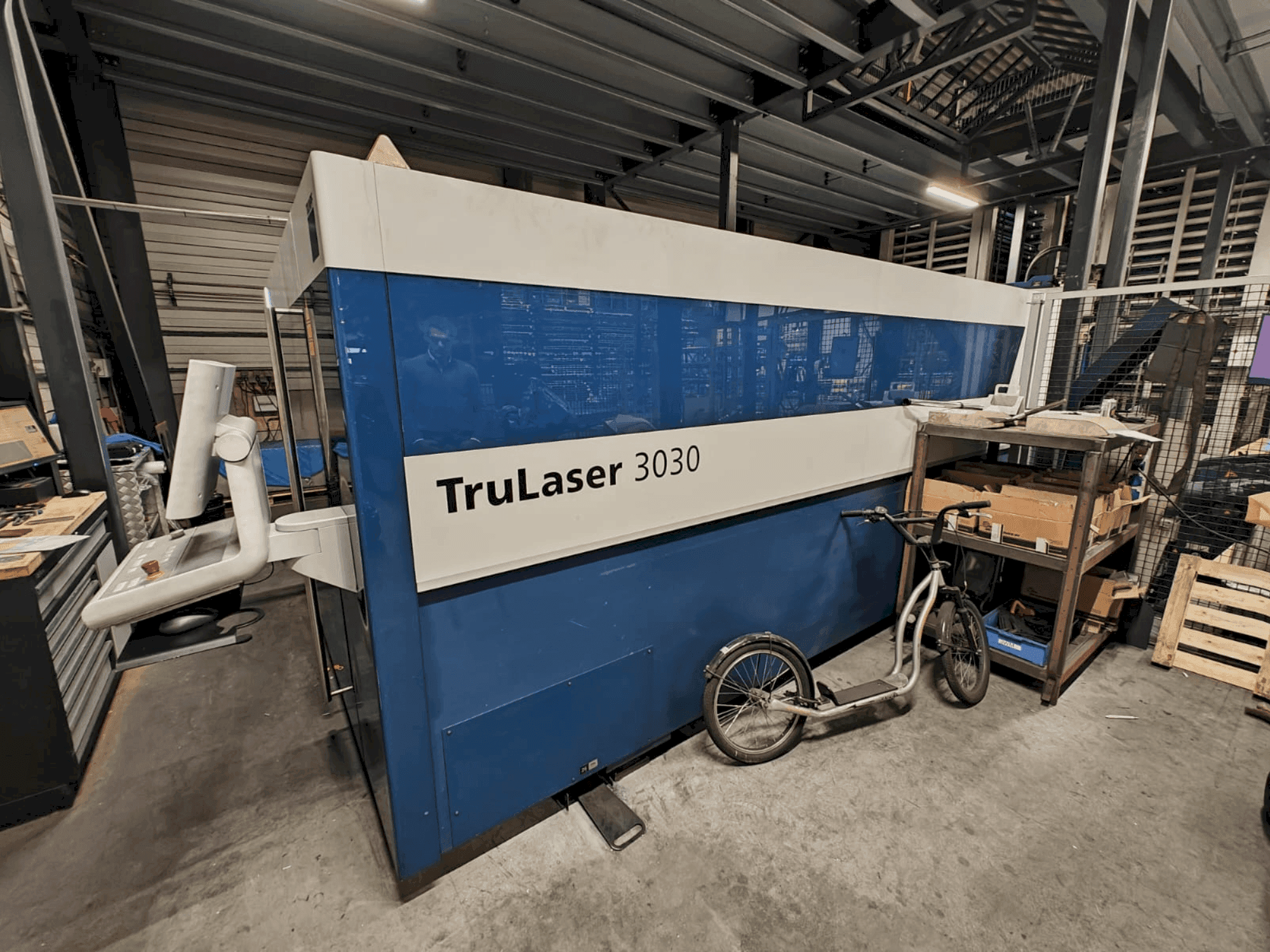Vista frontale della macchina TRUMPF TruLaser 3030 Fiber