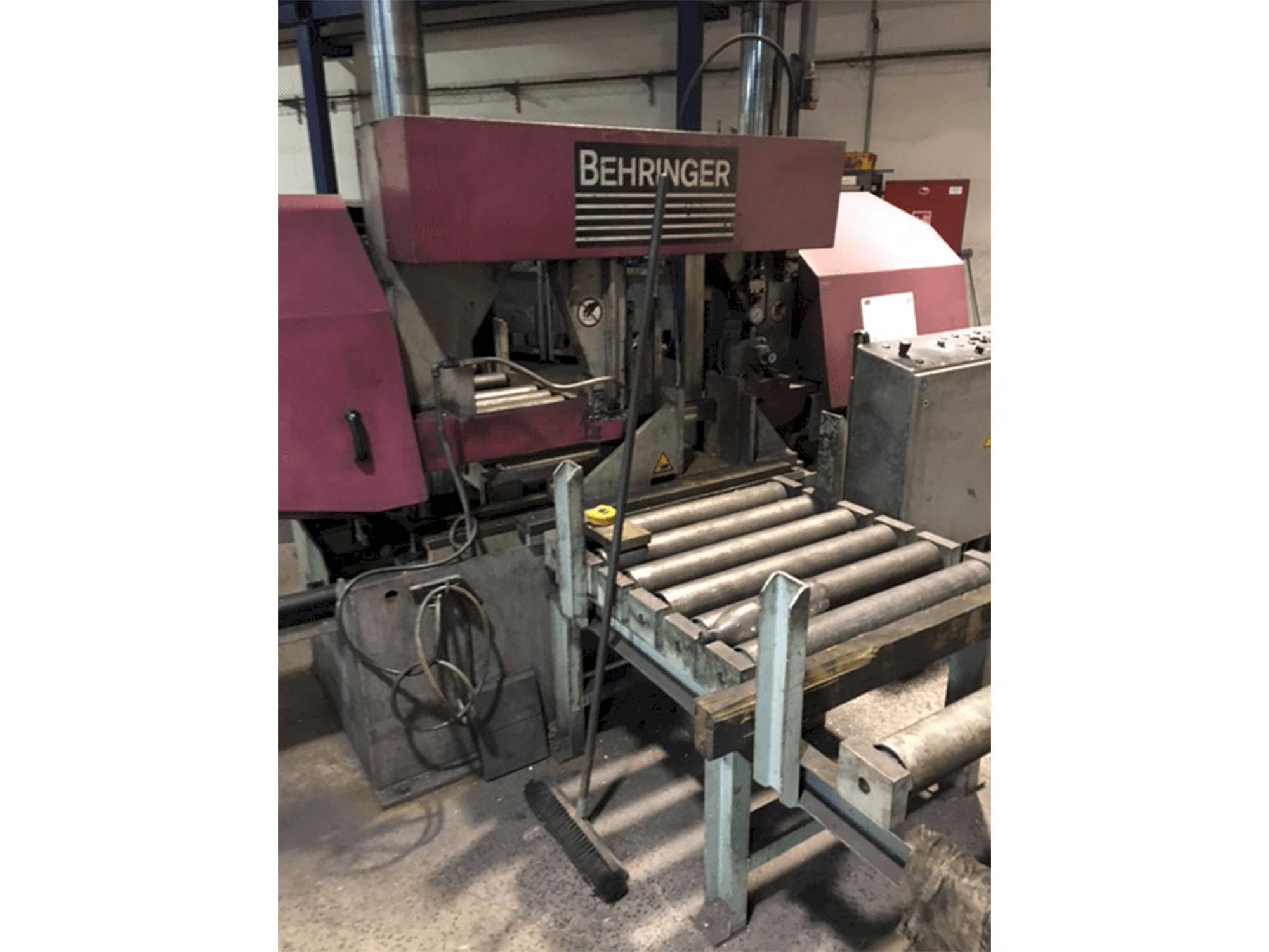 Vista frontale della macchina Behringer HBP 530