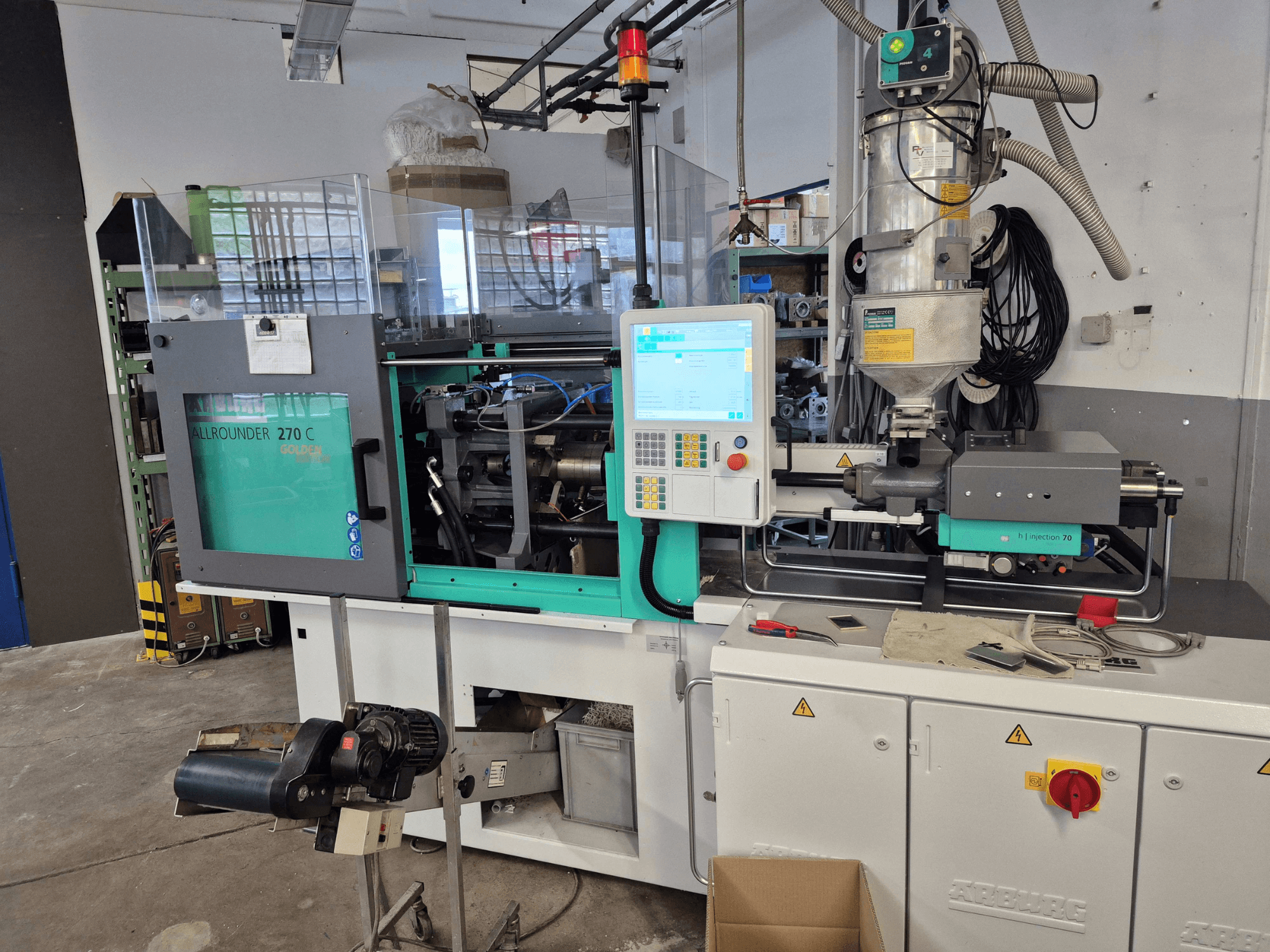 Macchina per lo stampaggio a iniezione idraulica Arburg Allrounder 270 C 400-70, vista frontale con pannello di controllo e tramoggia del materiale in primo piano.