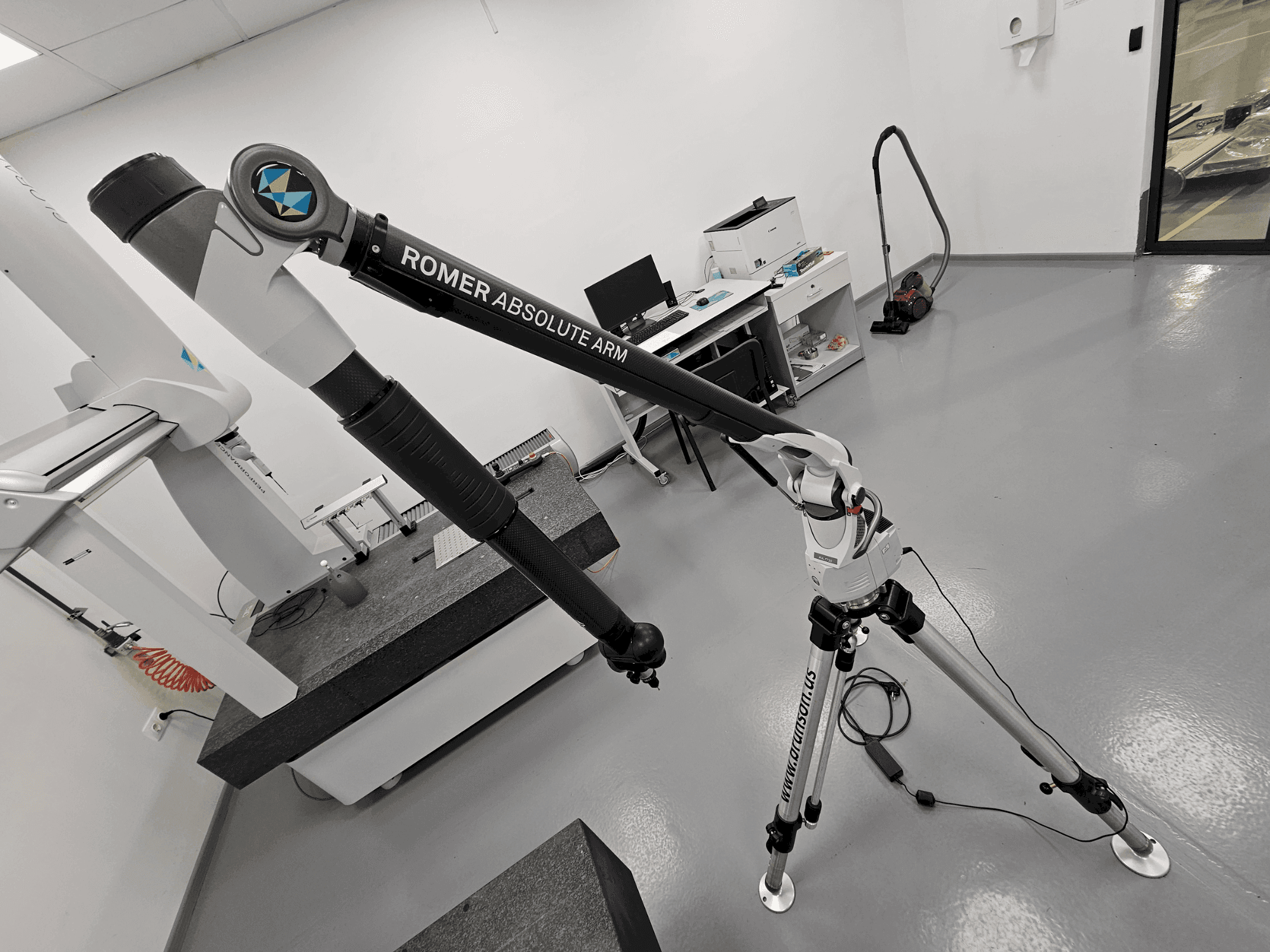 Vista frontale della macchina ROMER Absolute Arm 7730