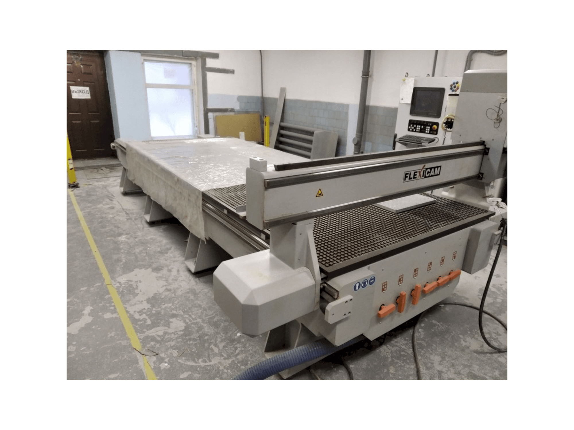 Vista frontale della macchina Becker FLEXICAM 1540