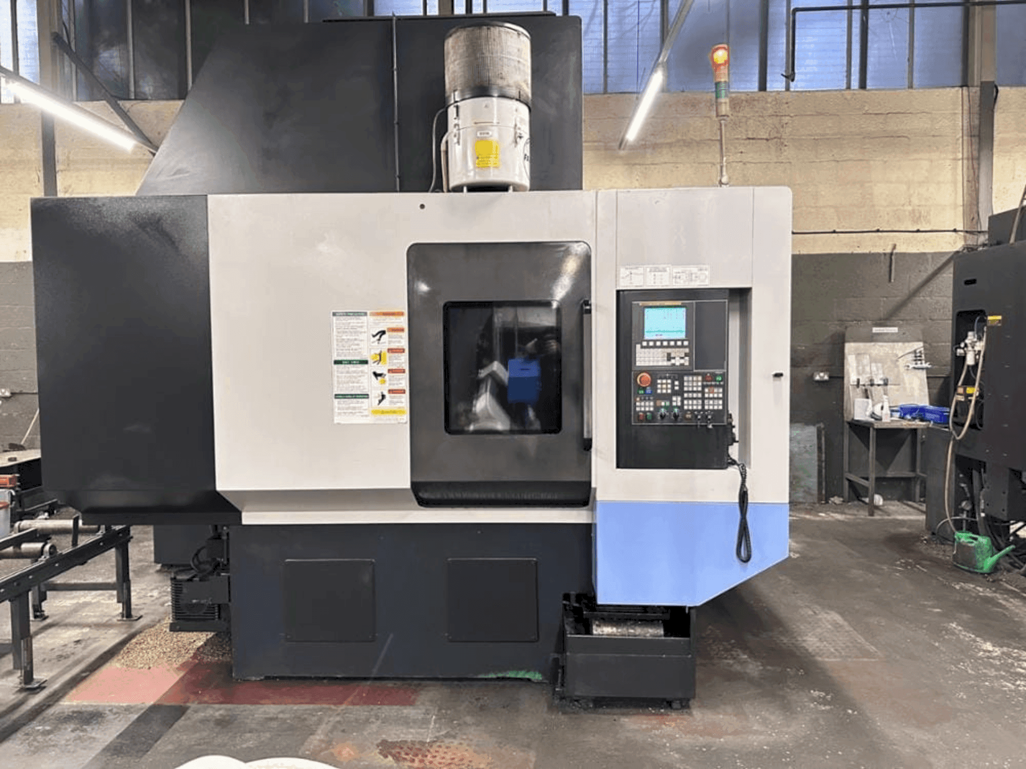 Vista frontale della macchina DOOSAN VC-510