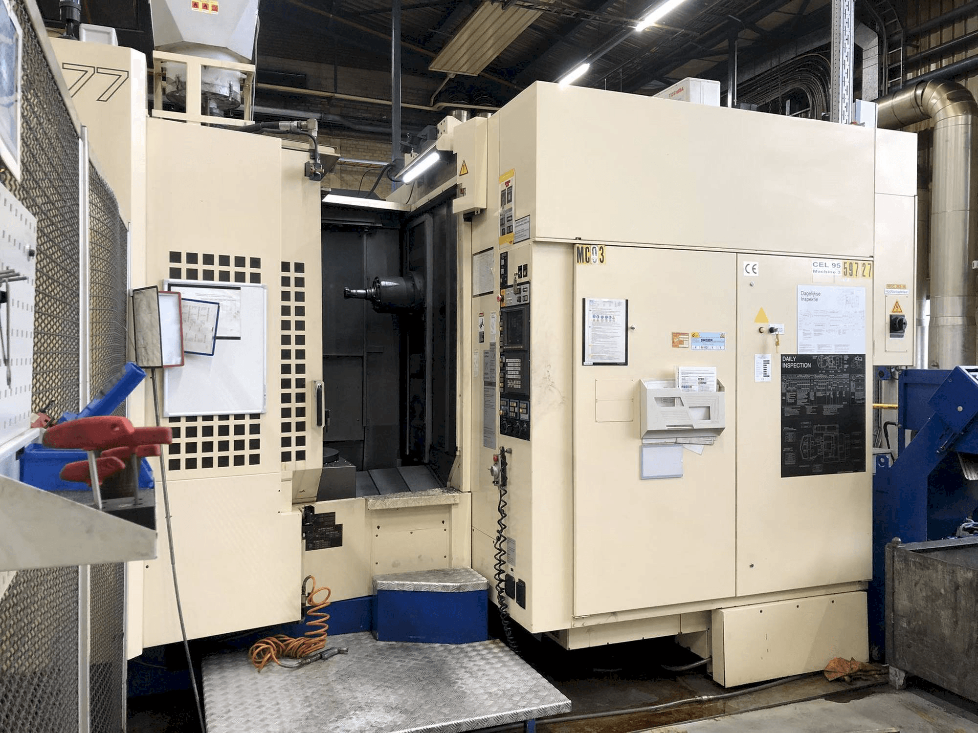 Vista frontale della macchina Makino A77