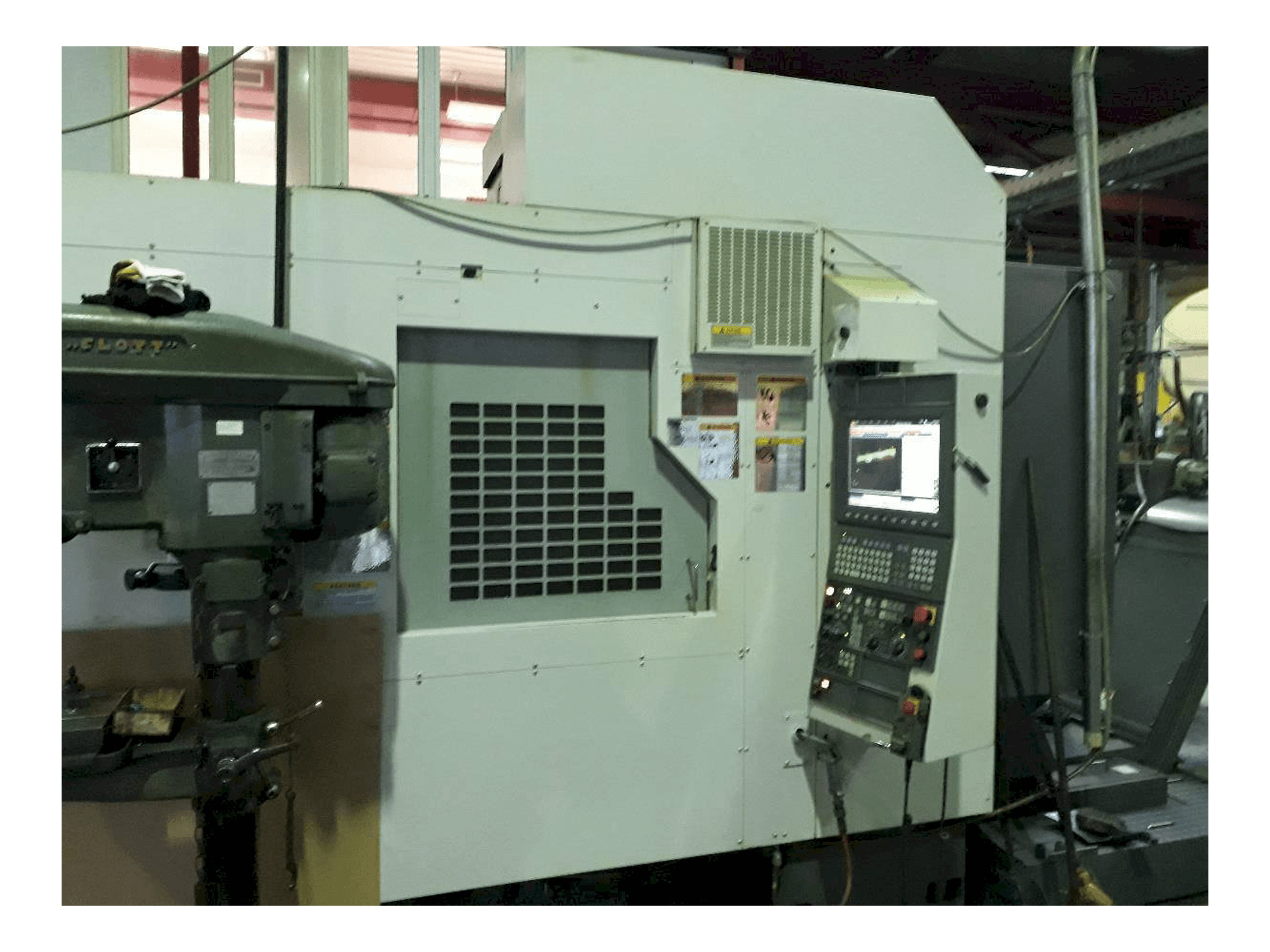 Vista frontale della macchina Okuma ACE Center MF-46VA