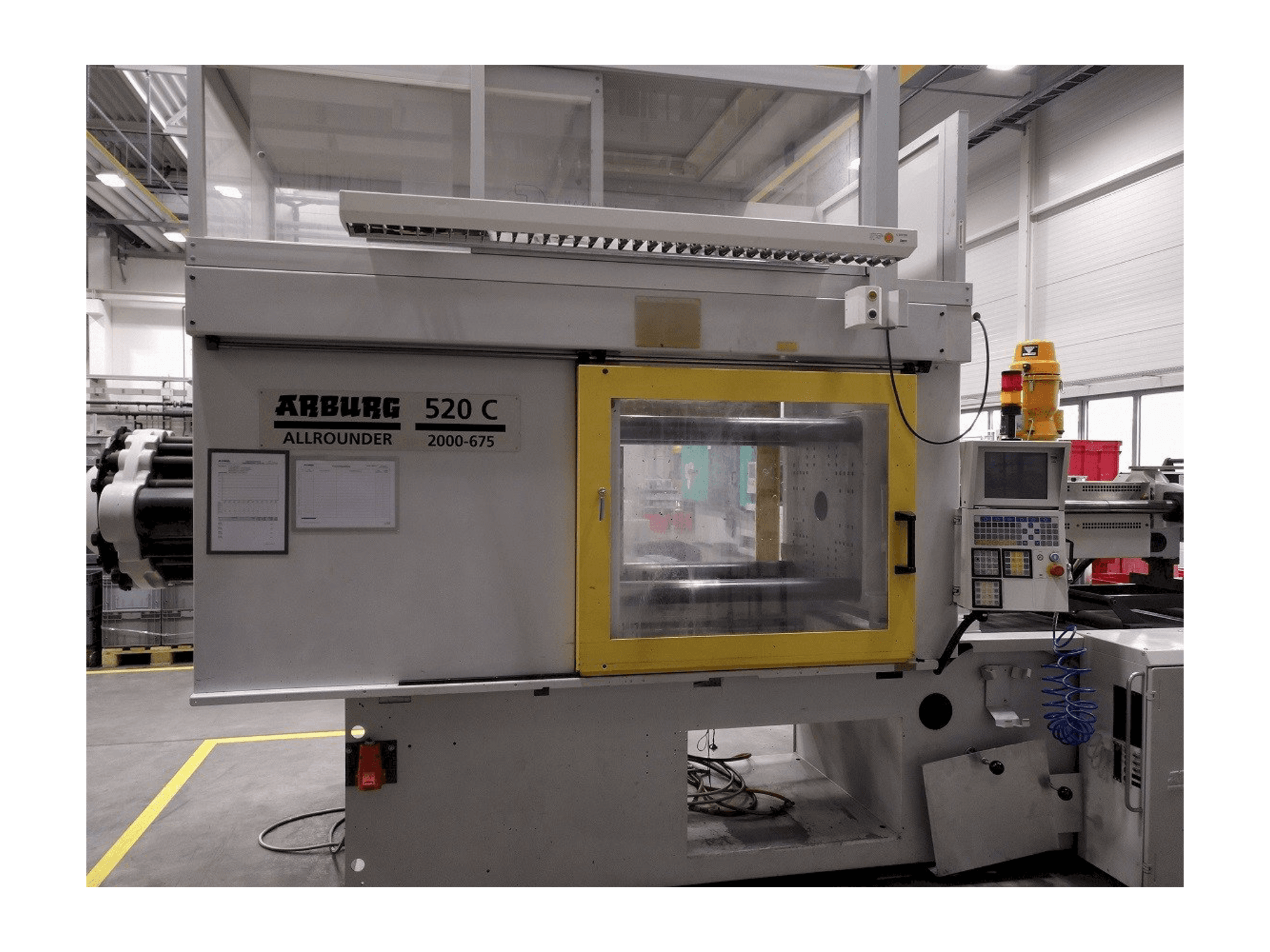 Vista frontale della macchina Arburg 520 C 2000–675