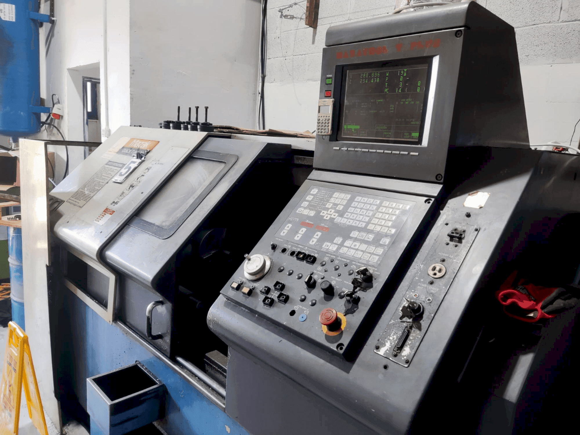 Vista frontale della macchina Mazak Quick Turn 20 (1996)