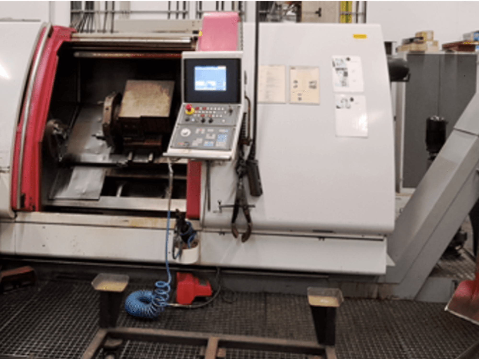 Tornio orizzontale Gildemeister CTX 500 S2, vista frontale, con pannello di controllo, zona mandrino e area di lavoro.