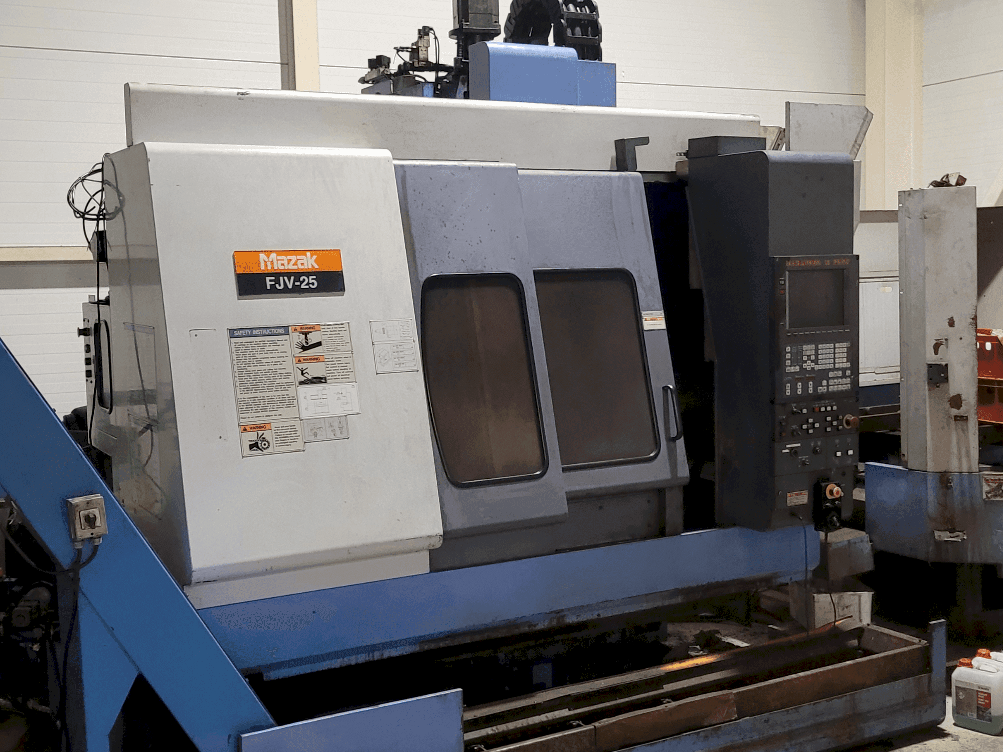 Vista frontale della macchina Mazak FJV-25