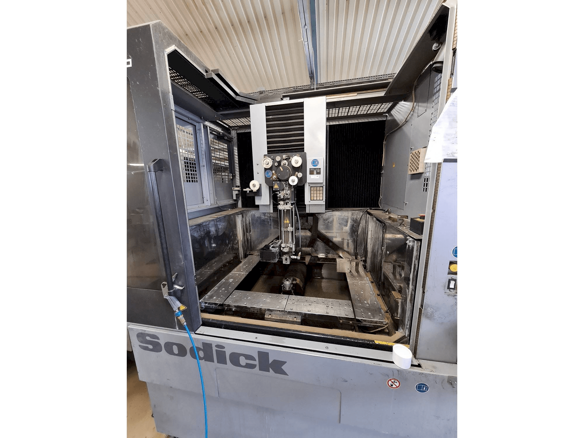 Vista frontale della macchina Sodick AQ750L