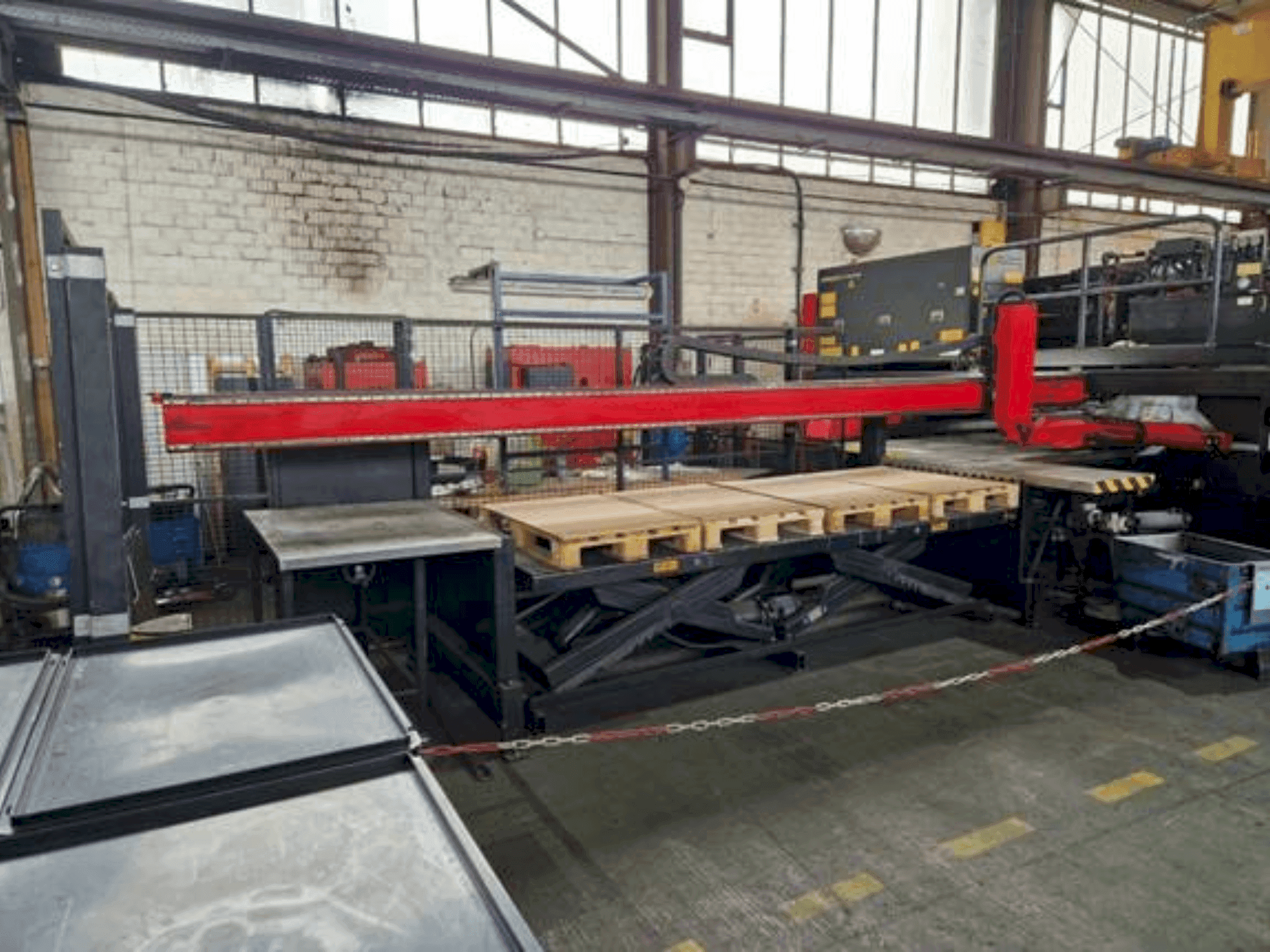 Vista frontale della macchina AMADA AP3-2610 V