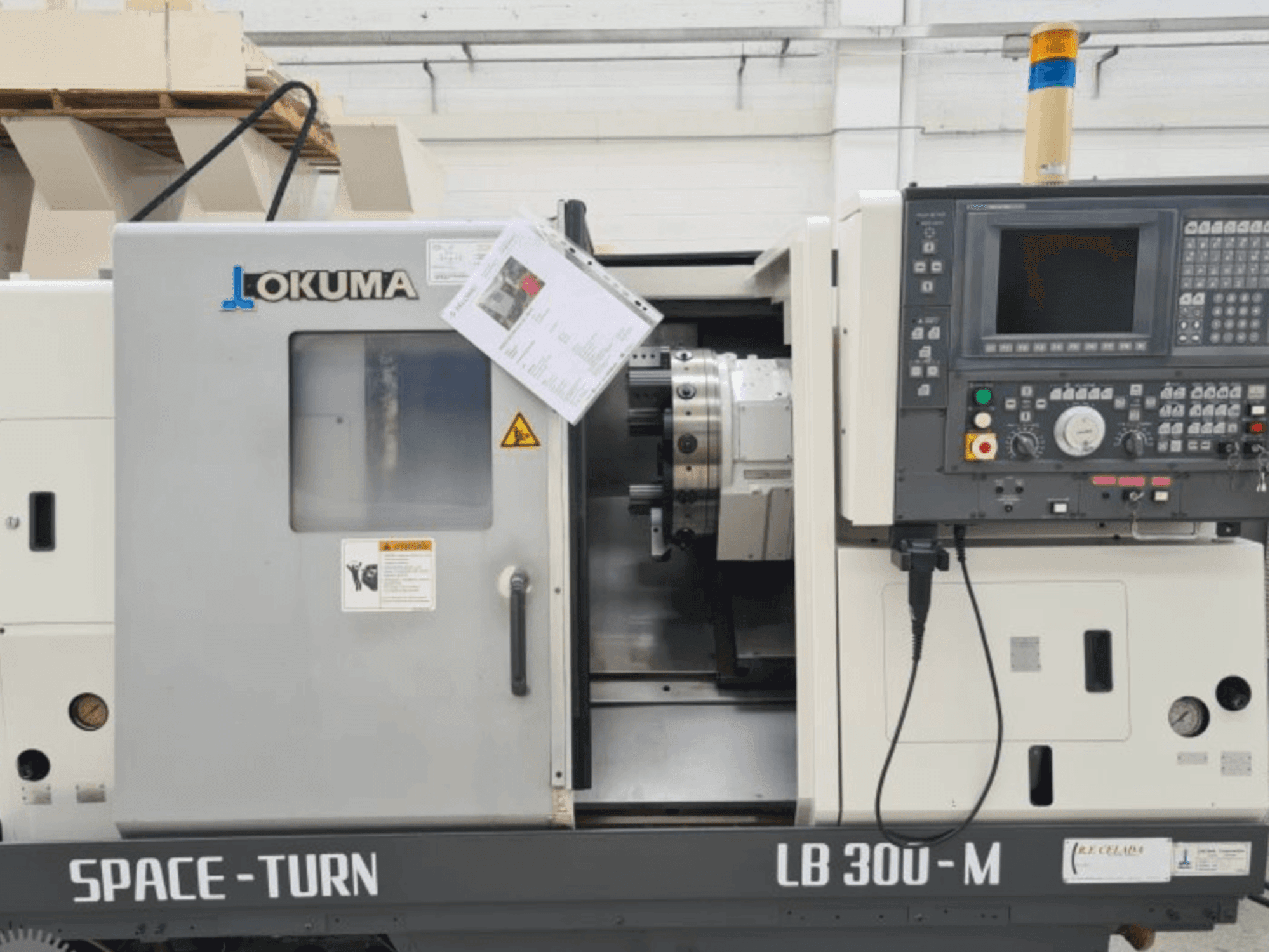 Vista frontale della macchina Okuma LB 300