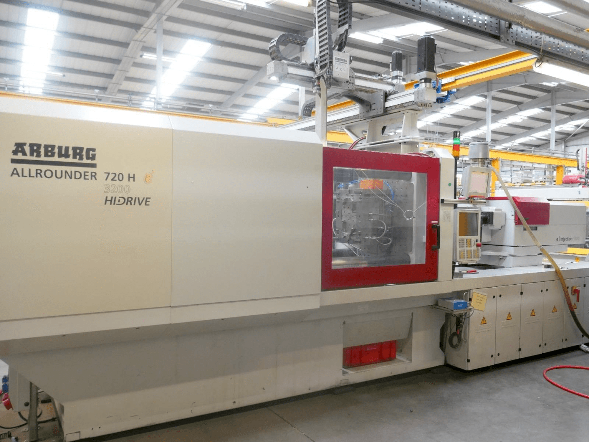 Vista frontale della macchina Arburg Allrounder 720H 3200 1300