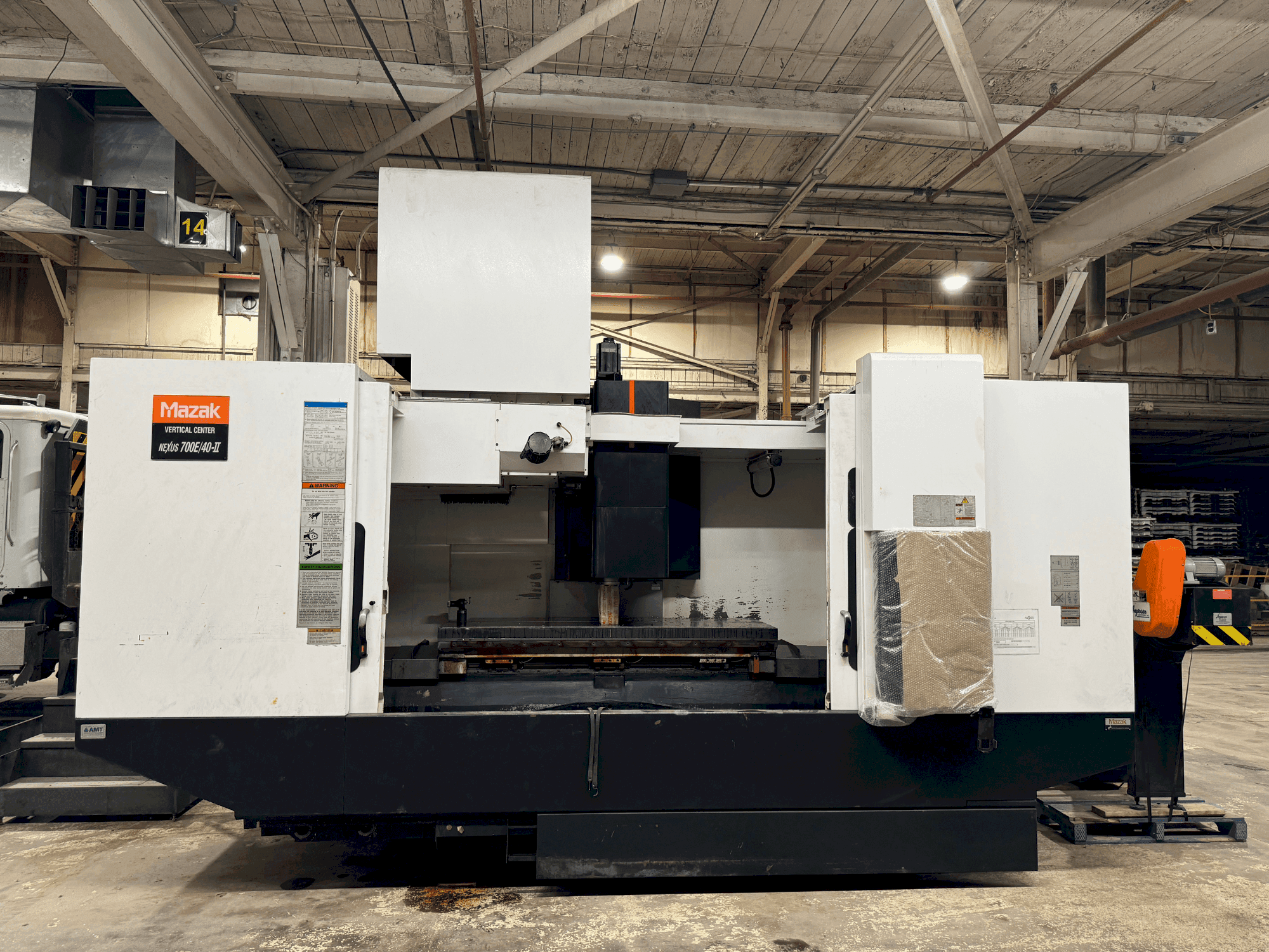 Vista frontale della macchina Mazak VCN 700E/40-II