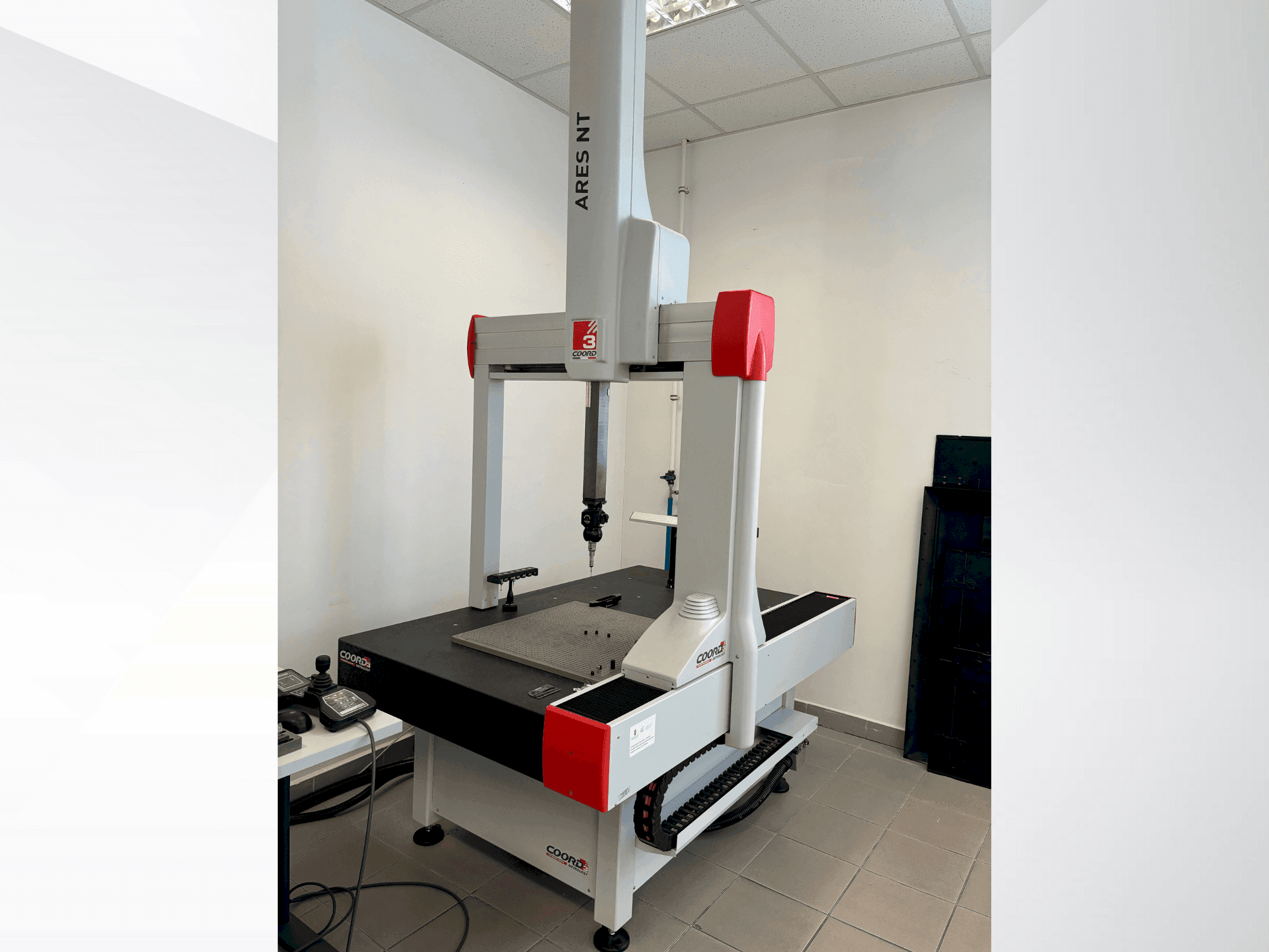 Vista frontale della macchina Coord3 ARES NT