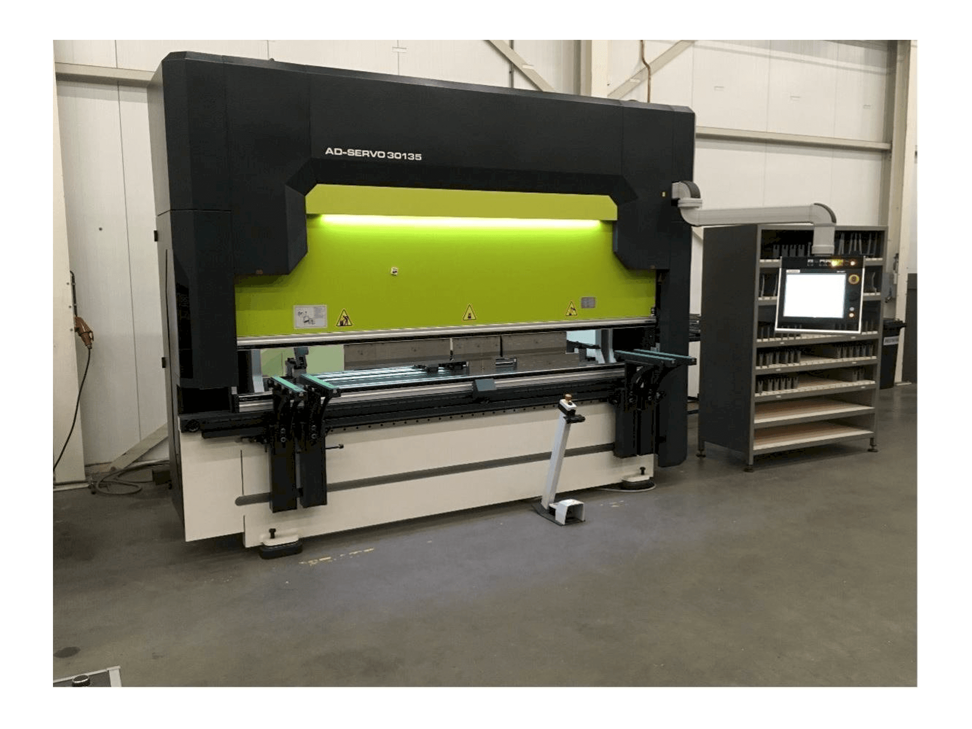 Vista frontale della macchina Durma AD-S 30135 Servo