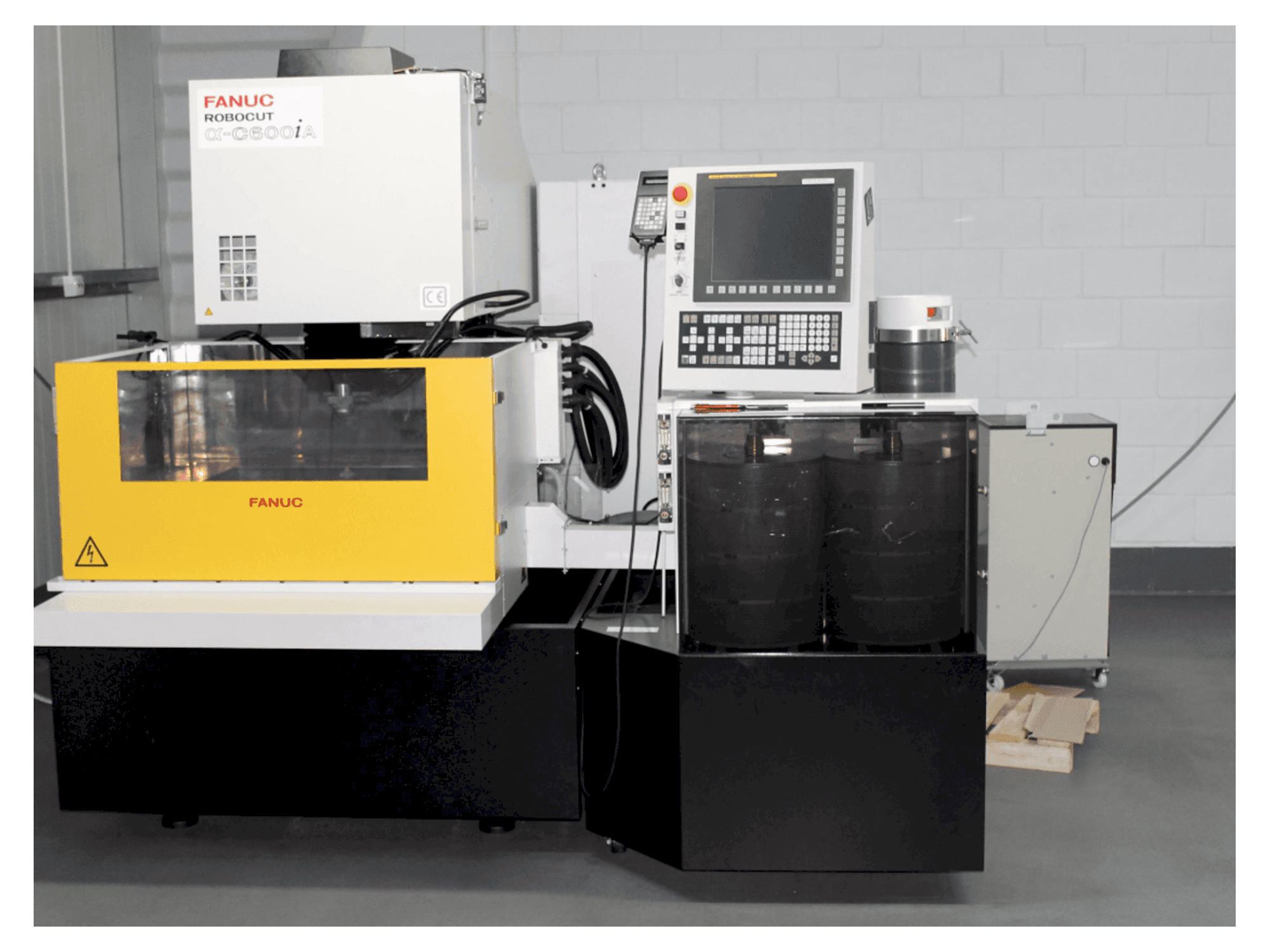 Vista frontale della macchina FANUC RoboCut Alfa C600iA