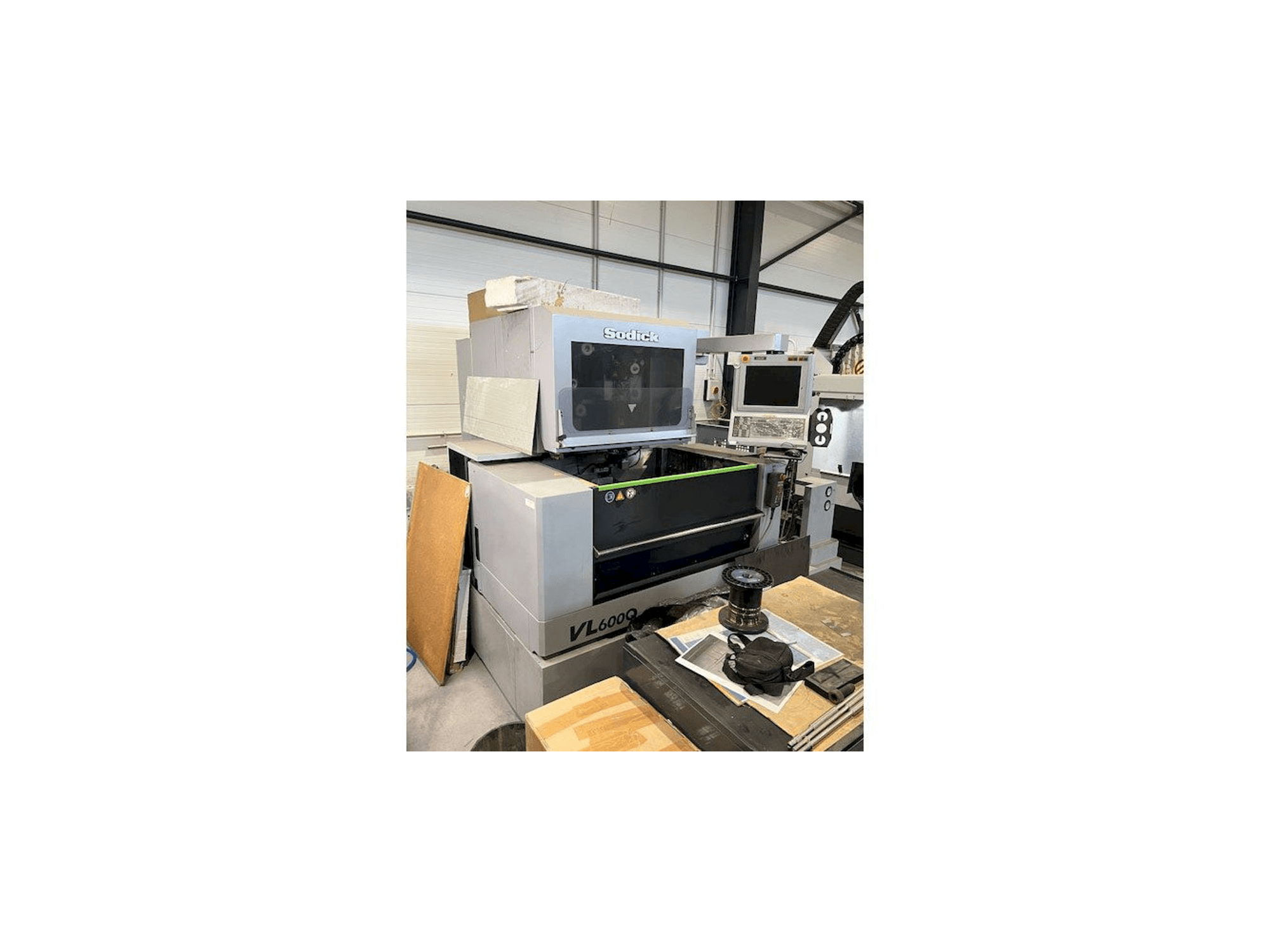 Vista frontale della macchina Sodick VL600Q