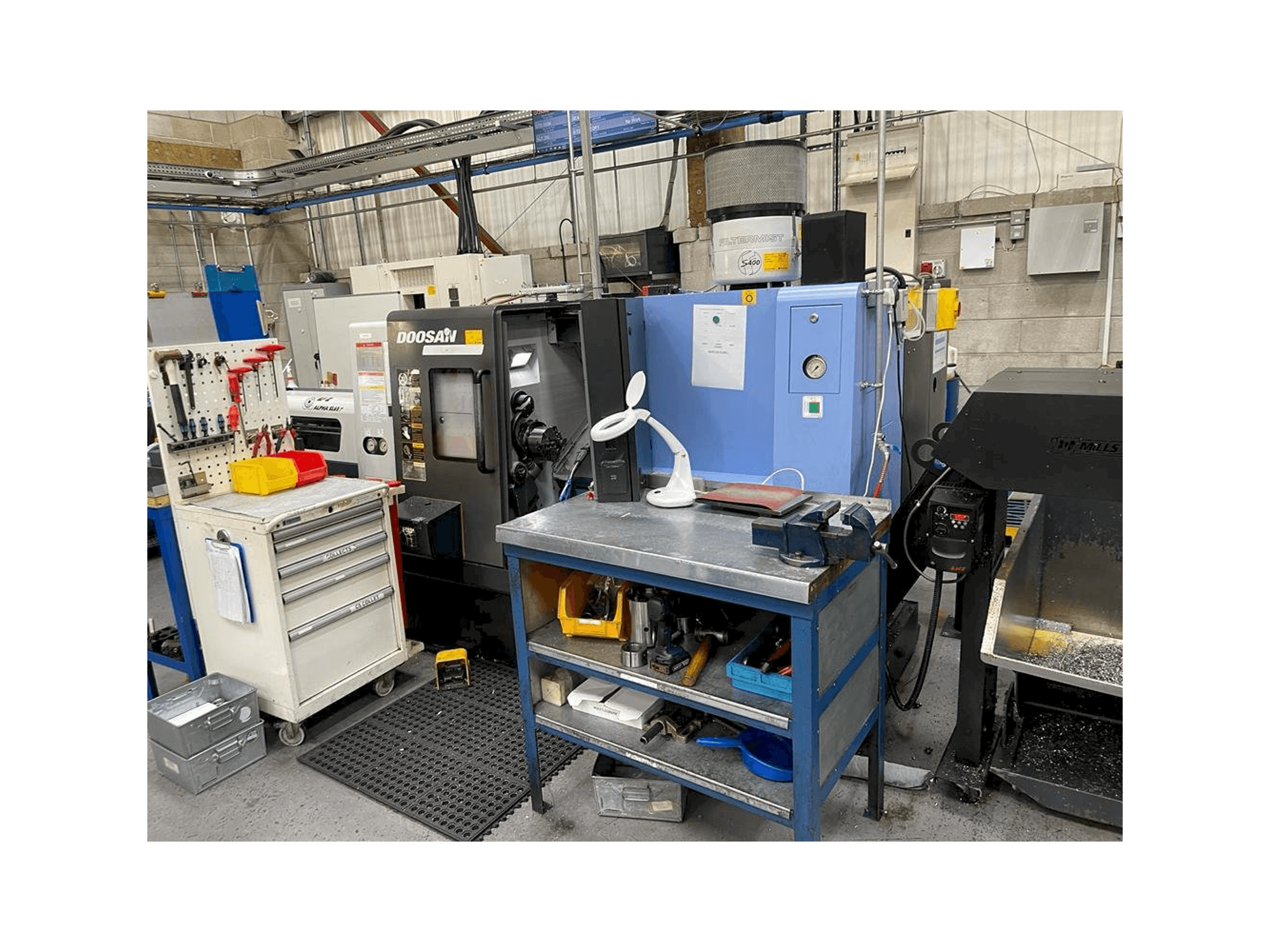 Vista frontale della macchina Doosan Lynx 220 LMA