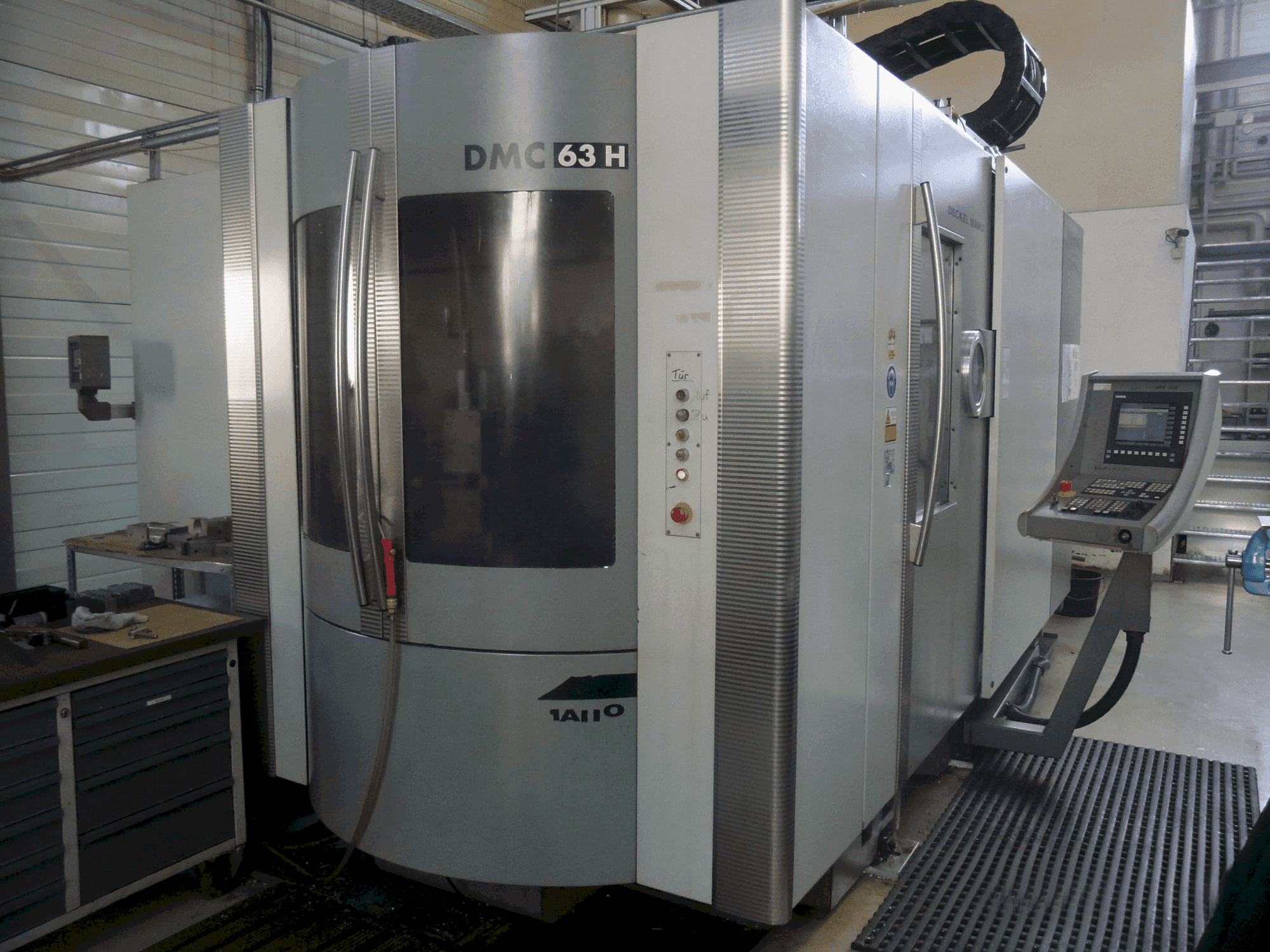 Vista frontale della macchina DECKEL MAHO DMC 63 H