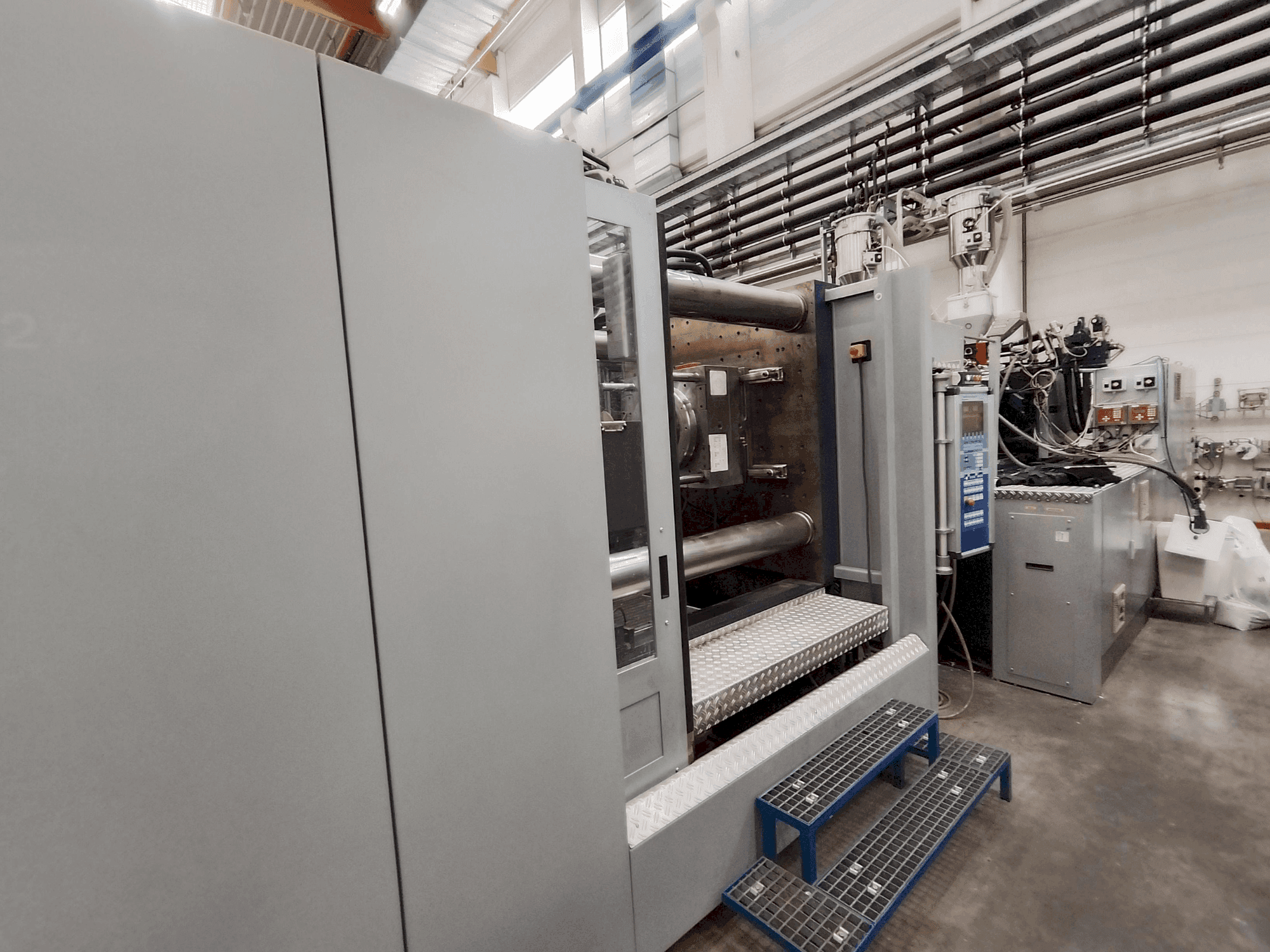 Vista frontale della macchina Battenfeld HM 8000/4500 + 4500 BMB 4
