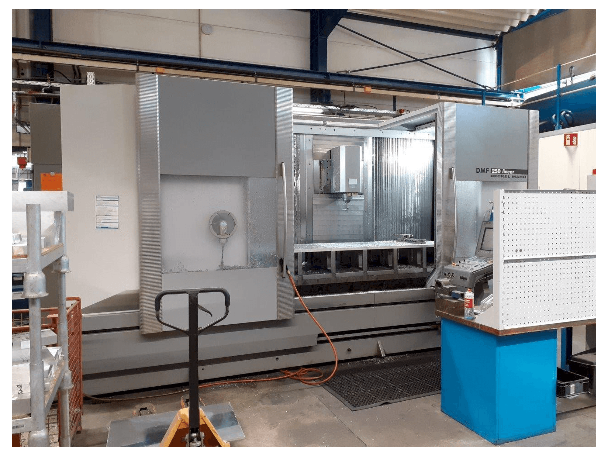 Vista frontale della macchina DMG MORI DMF 250