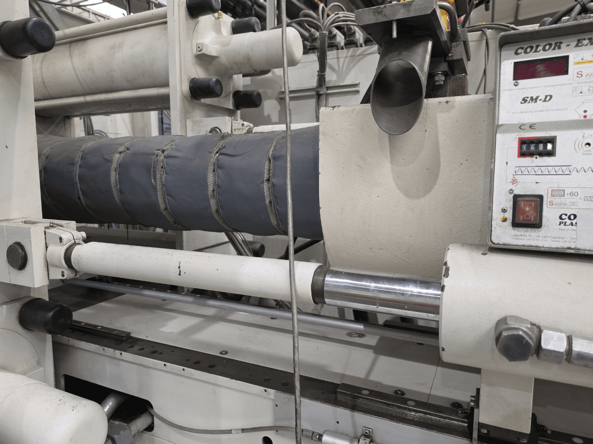 Pressa a iniezione idraulica Krauss Maffei 350-3000 CX, vista laterale che mostra il pannello di controllo della temperatura e gli elementi riscaldanti.