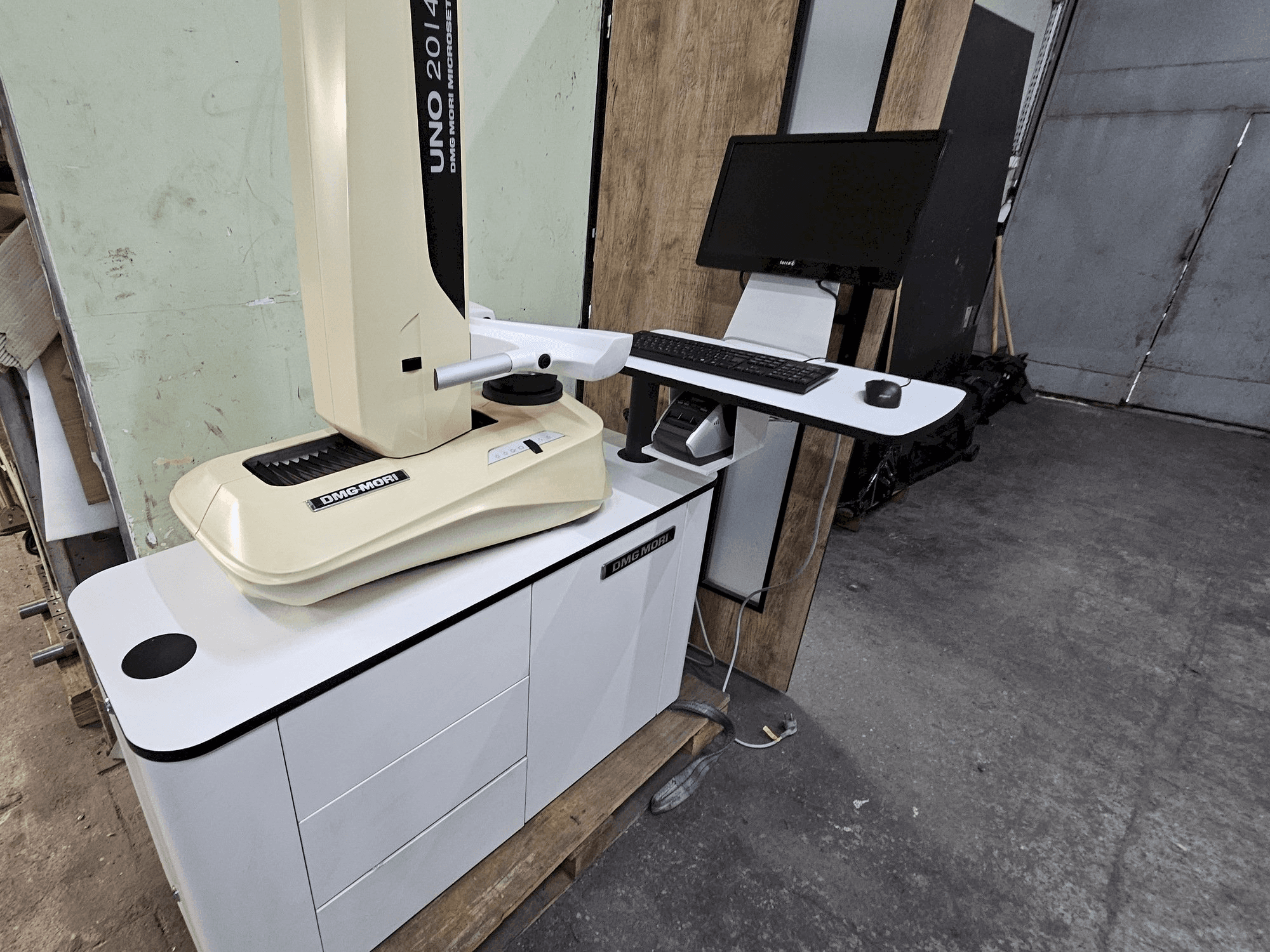 Vista frontale della macchina DMG MORI UNO 20/40