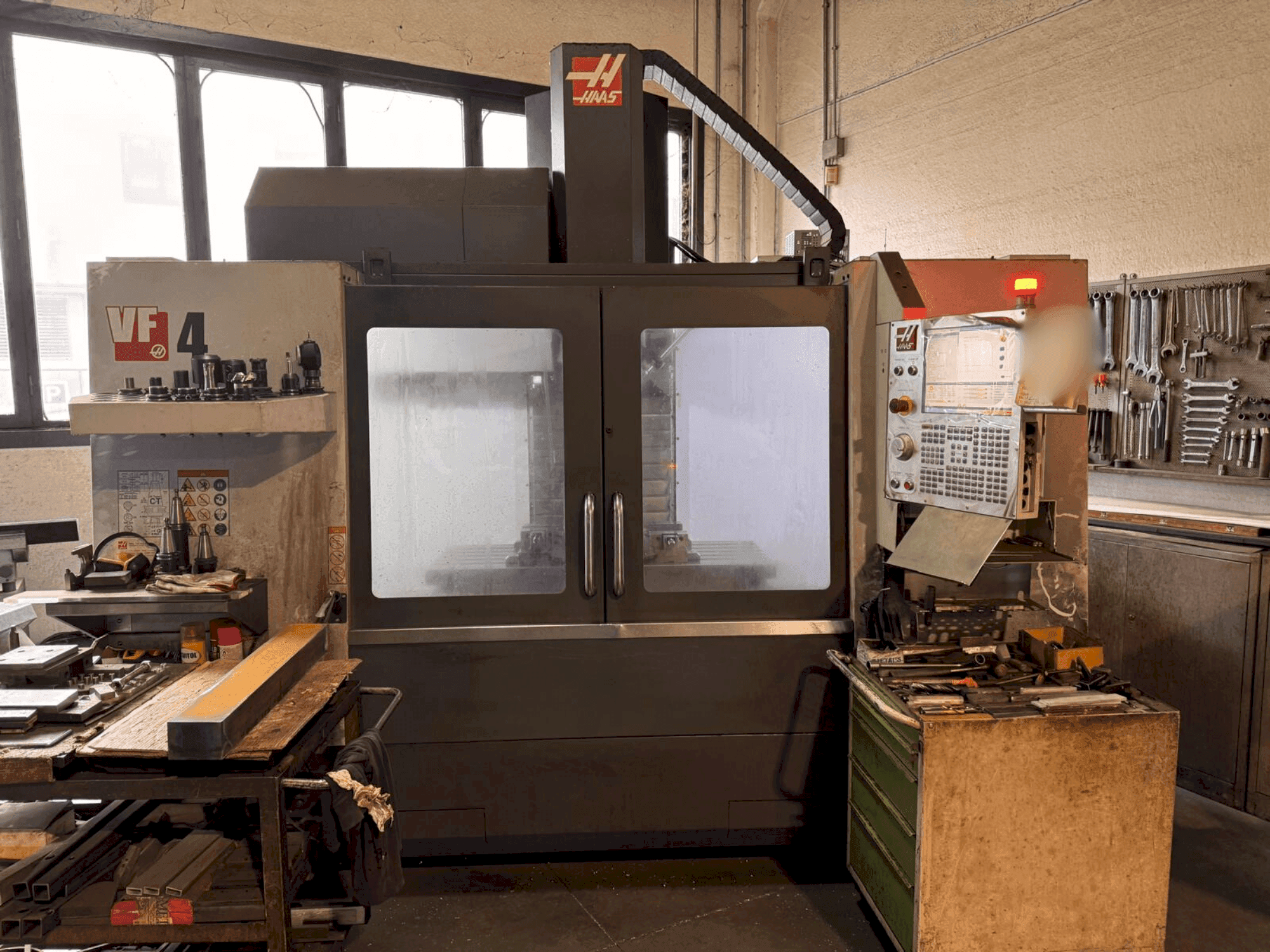 Vista frontale della macchina HAAS VF4