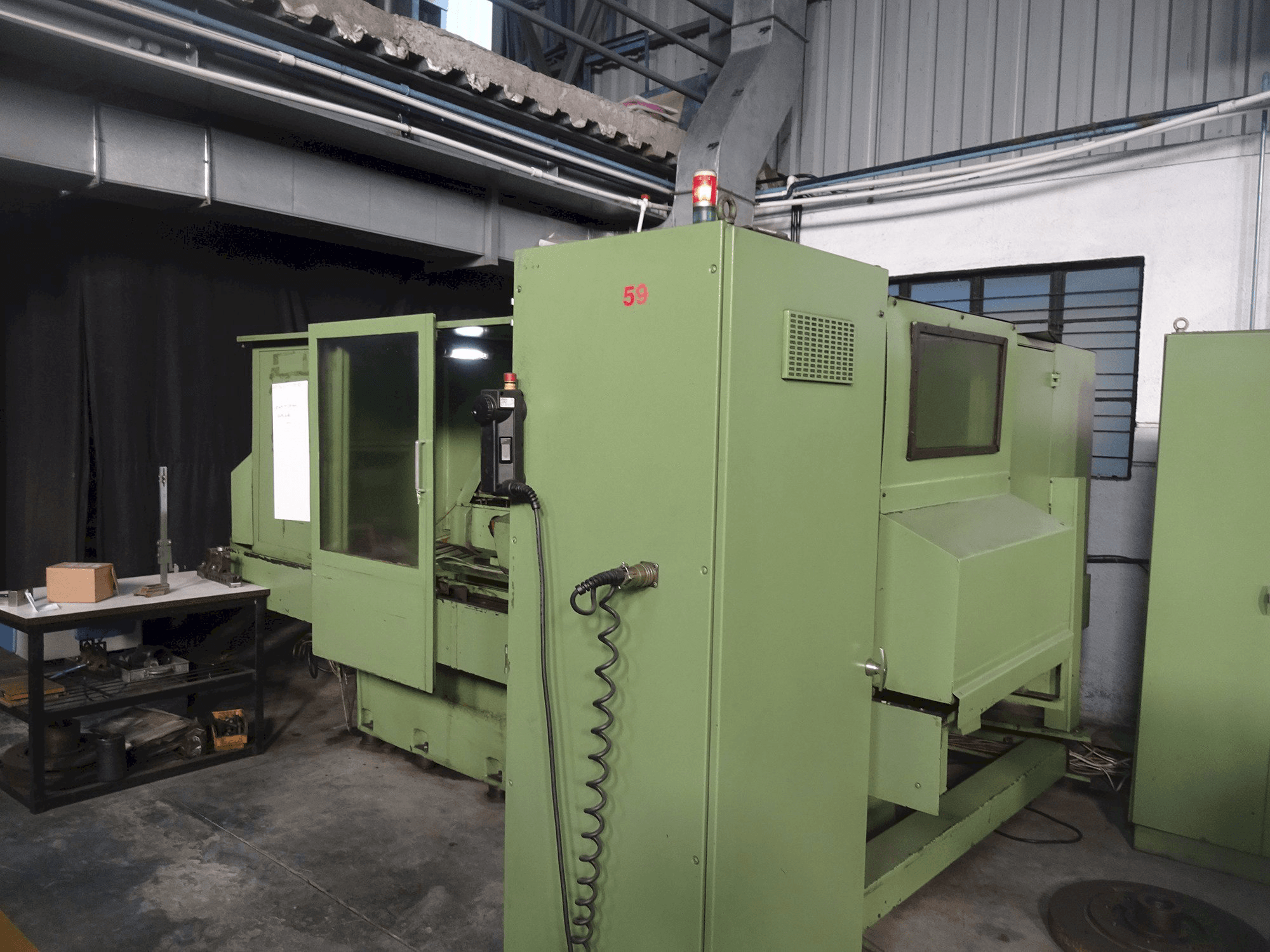 Vista lato sinistro della macchina LIVNIKA KIKINDA AAFD-63045CNC