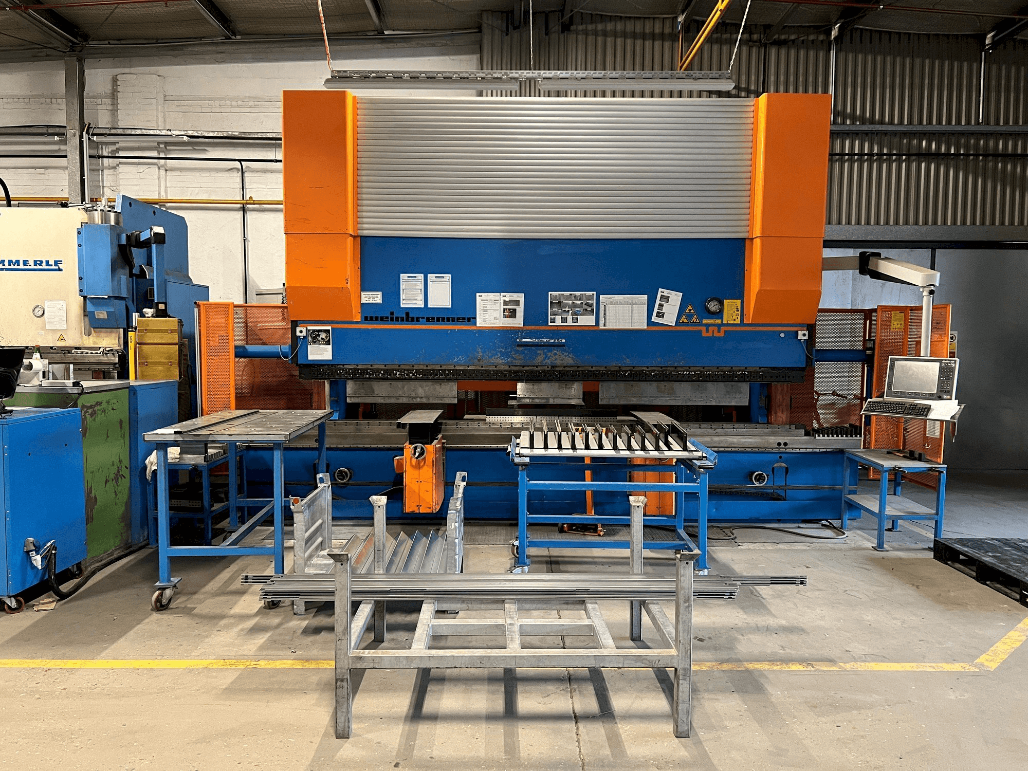 Vista frontale della macchina Weinbrenner GP400