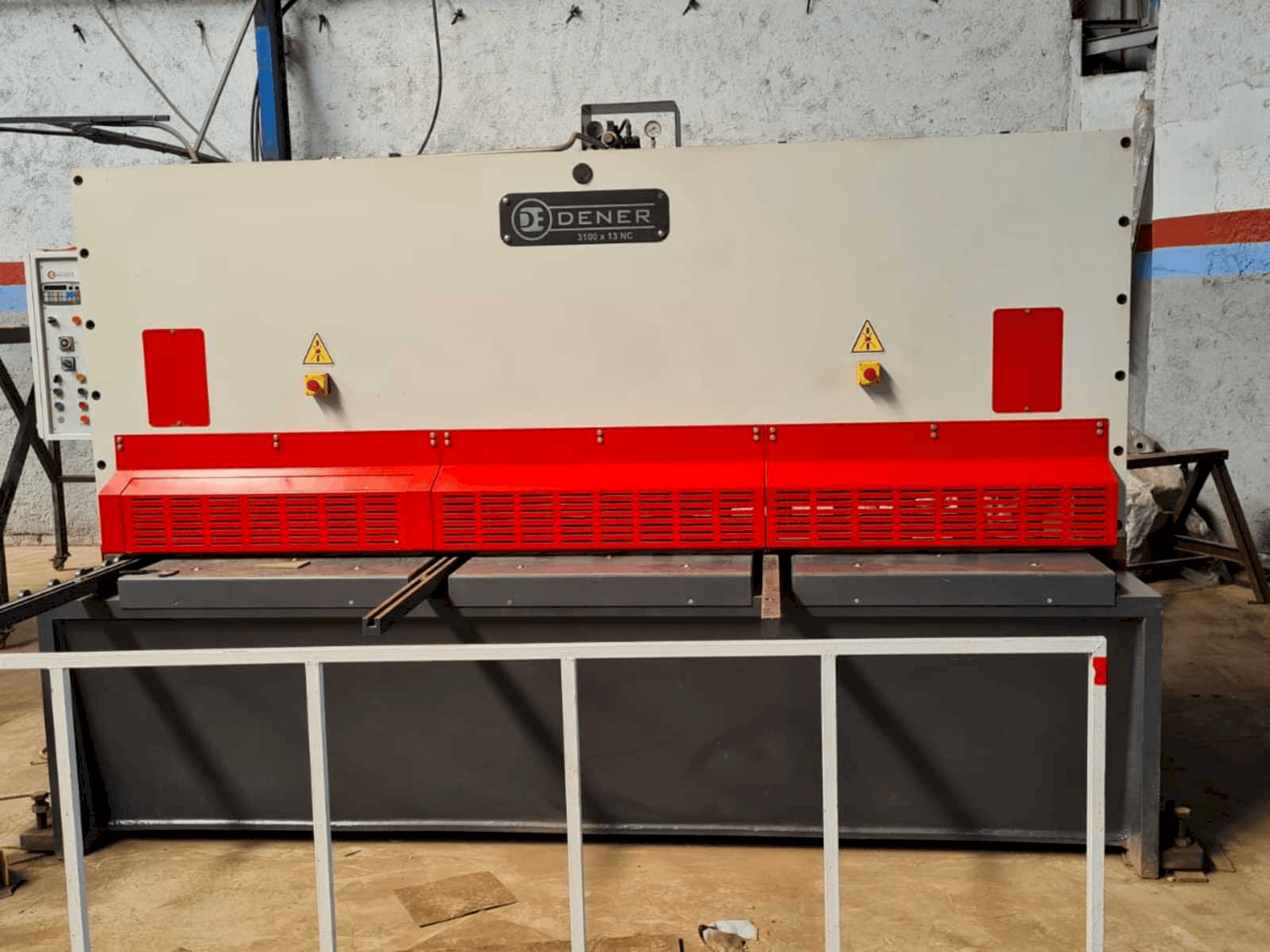 Vista frontale della macchina DENER BS 3013